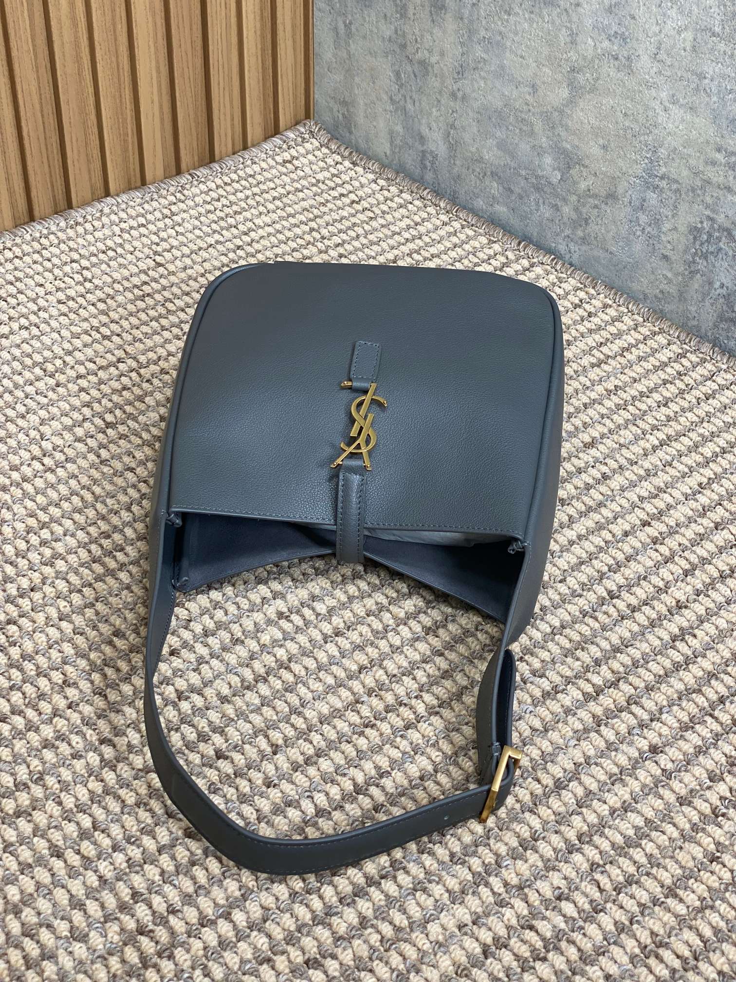 SAINT LAURENT LE 5 À 7 SMALL SUPPLE 22 IN NEPAL BLUE CALFSKIN GOLD BUCKLE