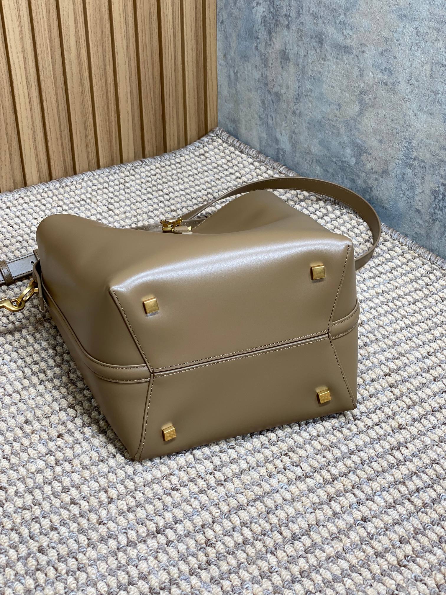 SAINT LAURENT LE 37 MEDIUM BUCKET BAG 25 IN CEDAR BROWN CALFSKIN GOLD HARDWARE