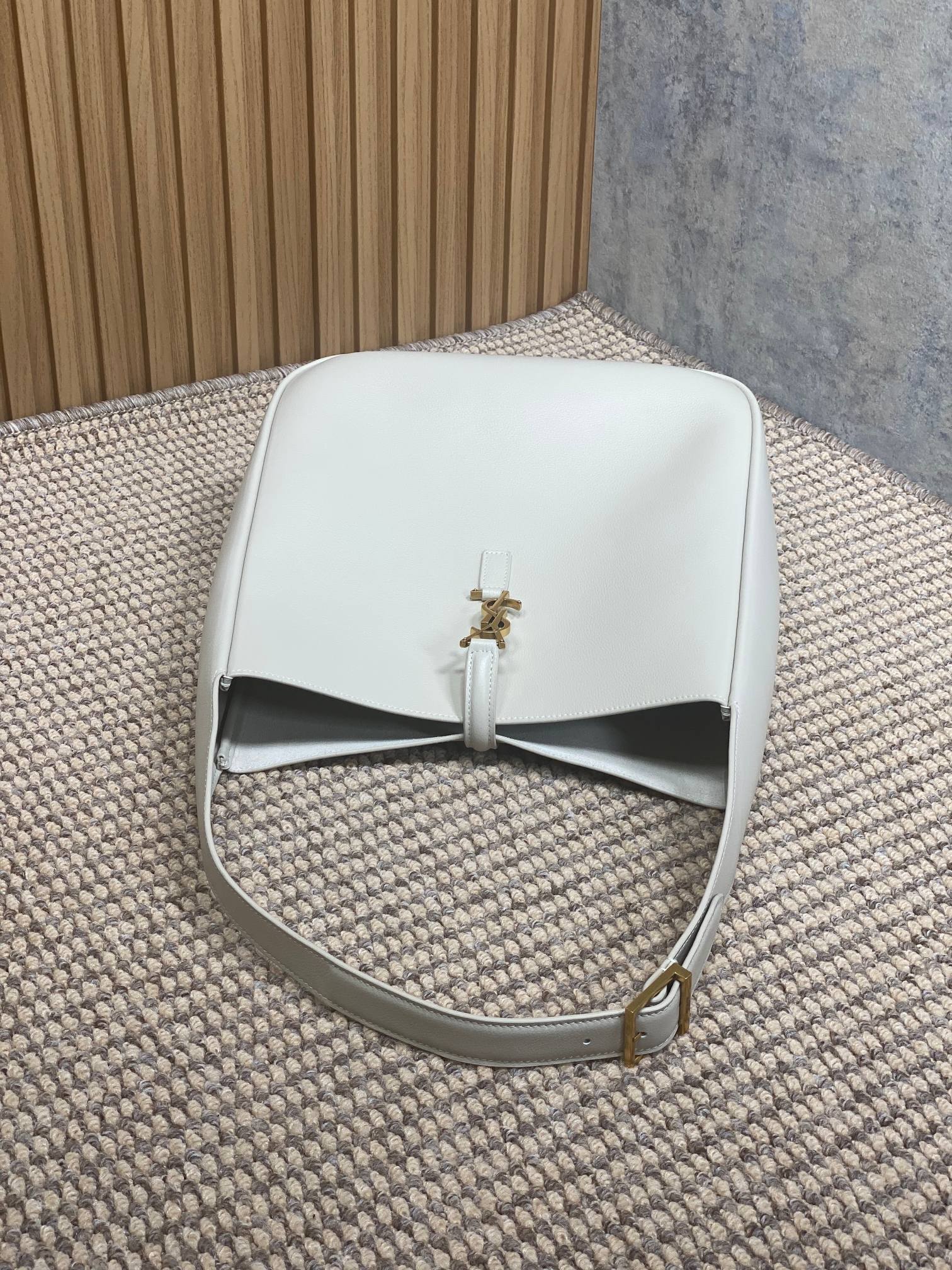 SAINT LAURENT LE 5 À 7 LARGE SUPPLE BAG 31 IN WHITE CALFSKIN