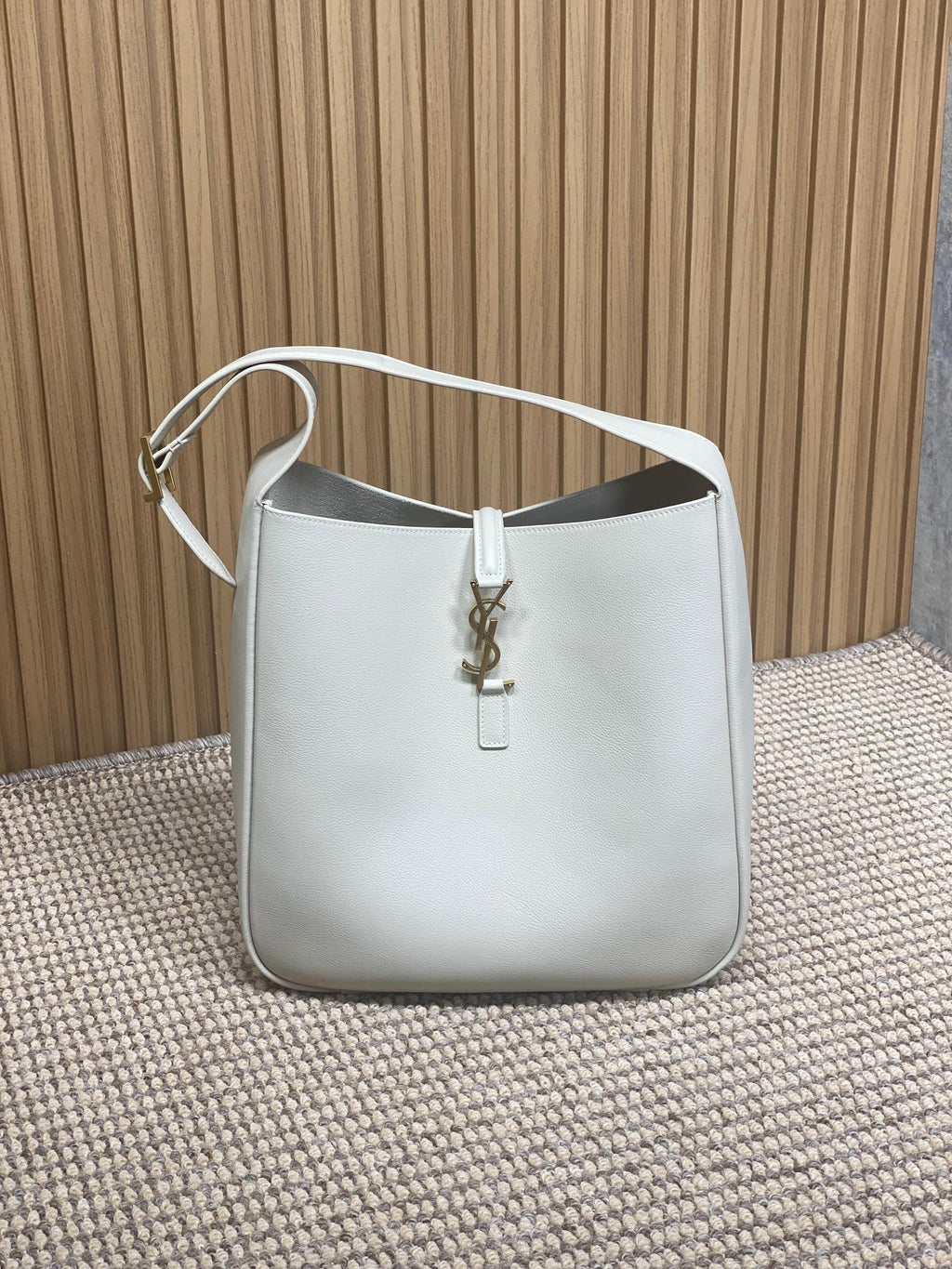 SAINT LAURENT LE 5 À 7 LARGE SUPPLE BAG 31 IN WHITE CALFSKIN