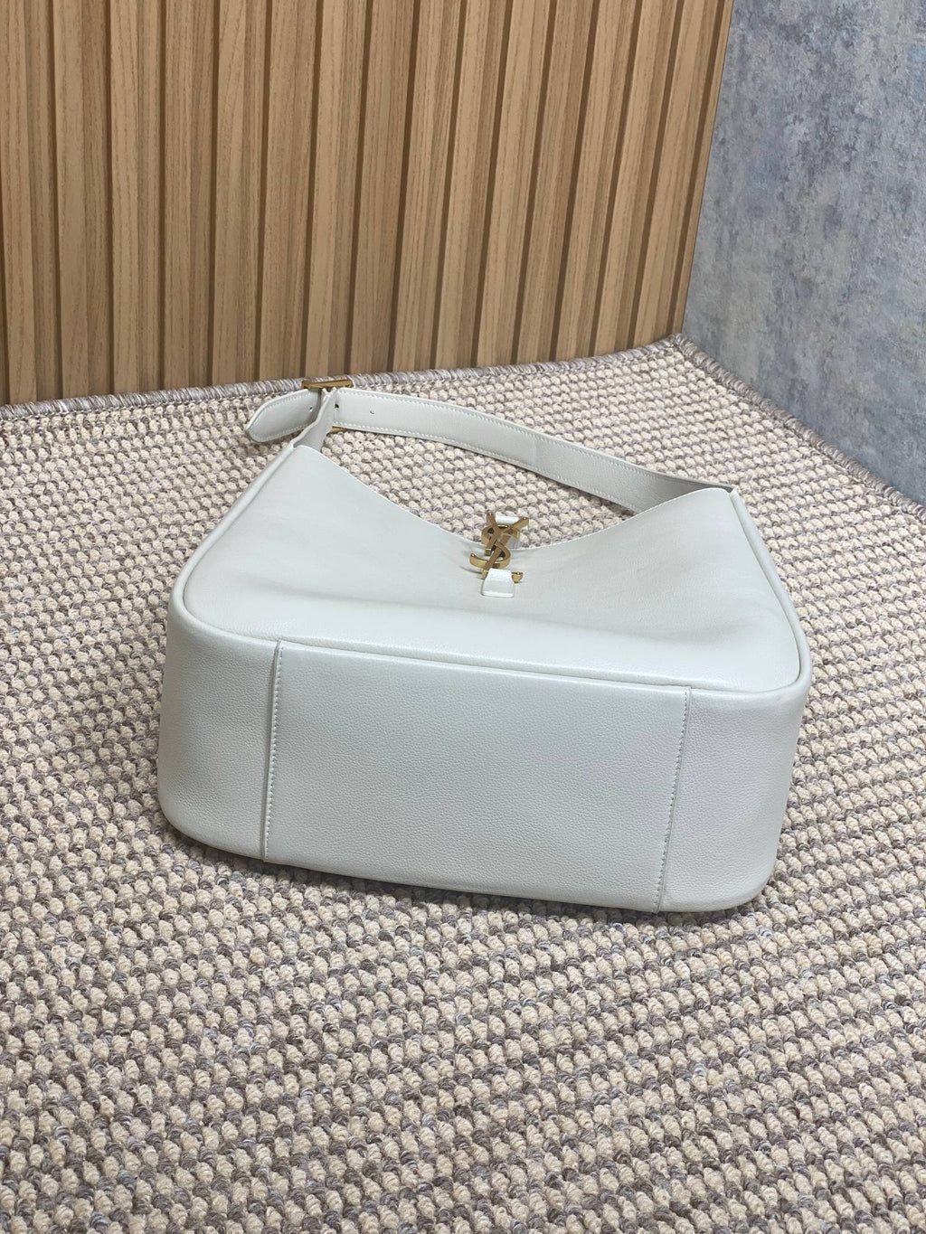 SAINT LAURENT LE 5 À 7 LARGE SUPPLE BAG 31 IN WHITE CALFSKIN