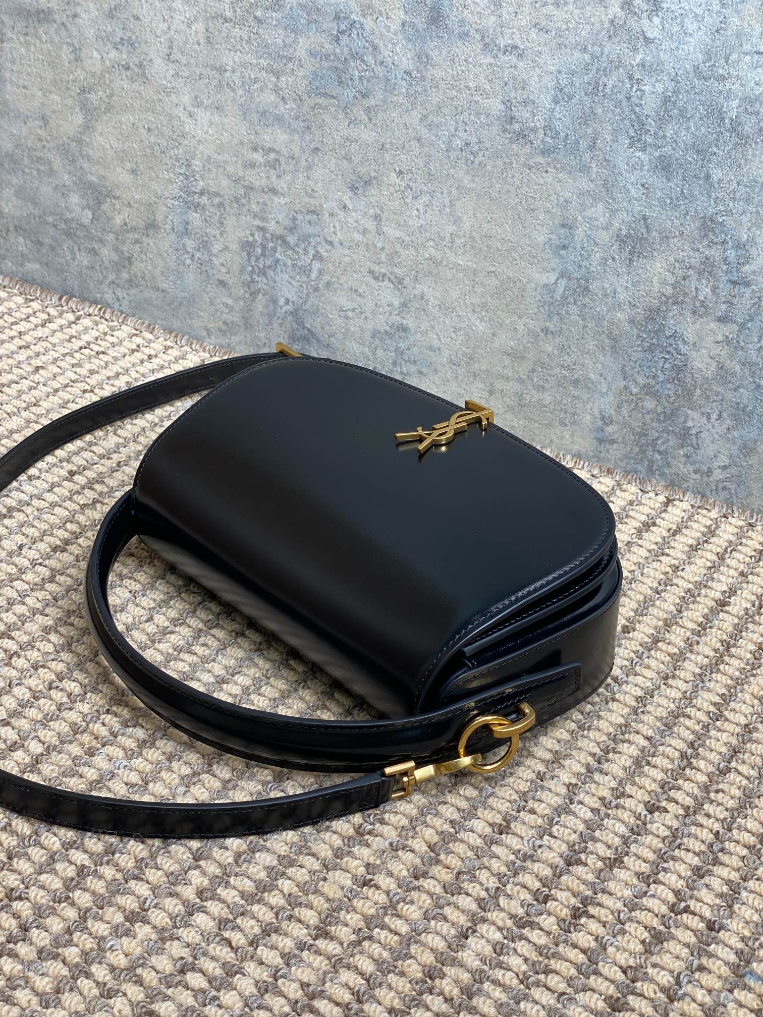 SAINT LAURENT VOLTAIRE HALF-MOON SHOULDER BAG 24 IN BLACK CALFSKIN GOLD METALLIC