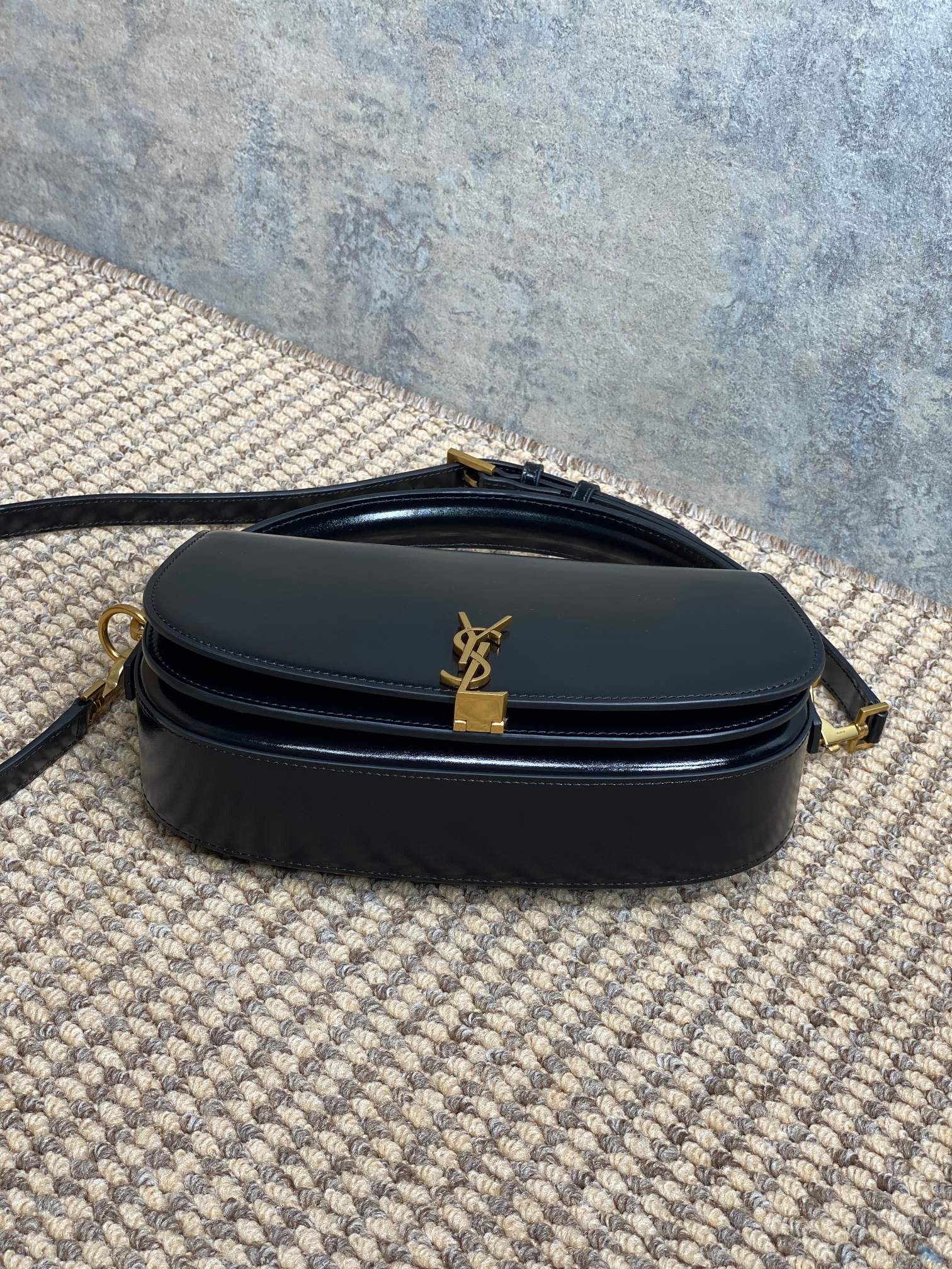 SAINT LAURENT VOLTAIRE HALF-MOON SHOULDER BAG 24 IN BLACK CALFSKIN GOLD METALLIC