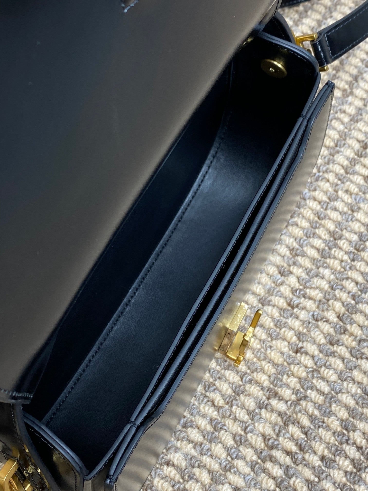 SAINT LAURENT VOLTAIRE HALF-MOON SHOULDER BAG 24 IN BLACK CALFSKIN GOLD METALLIC