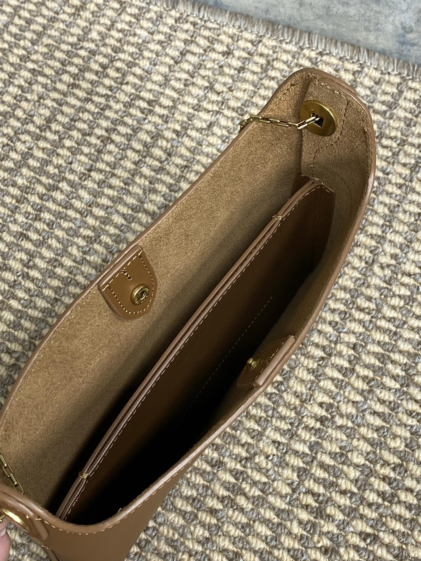 SAINT LAURENT FLAT SHOULDER BAG 23 IN TAWNY BROWN CALFSKIN GOLD CHAIN