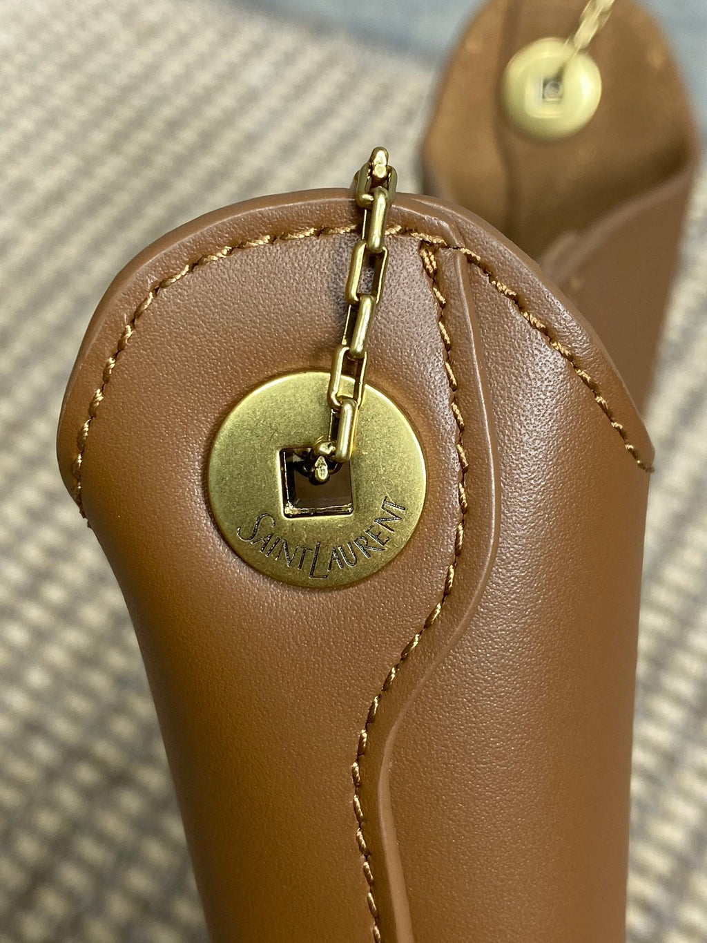SAINT LAURENT FLAT SHOULDER BAG 23 IN TAWNY BROWN CALFSKIN GOLD CHAIN