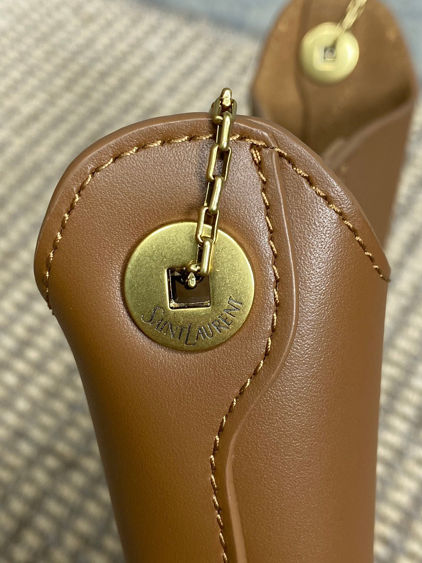 SAINT LAURENT FLAT SHOULDER BAG 23 IN TAWNY BROWN CALFSKIN GOLD CHAIN