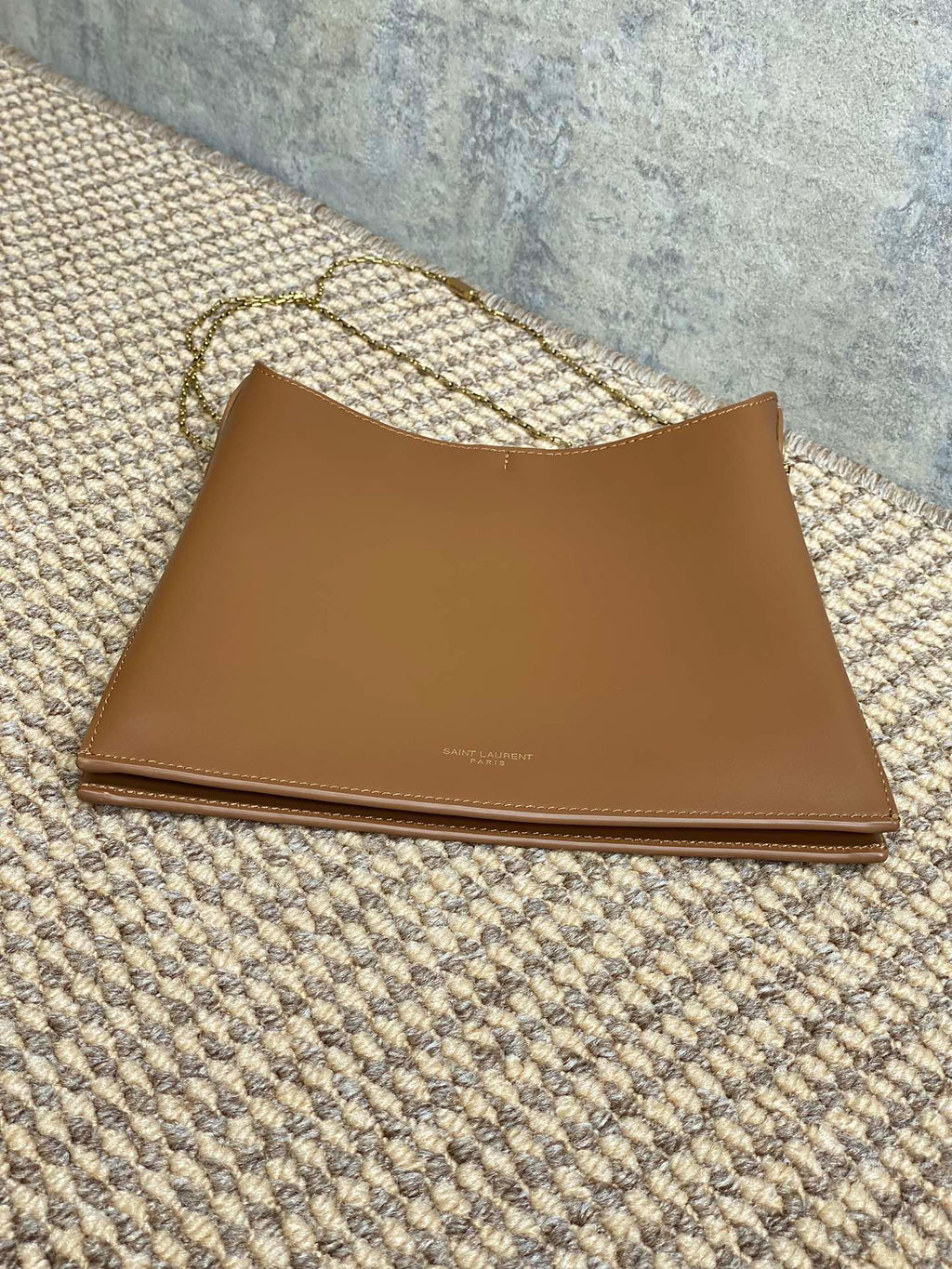 SAINT LAURENT FLAT SHOULDER BAG 23 IN TAWNY BROWN CALFSKIN GOLD CHAIN