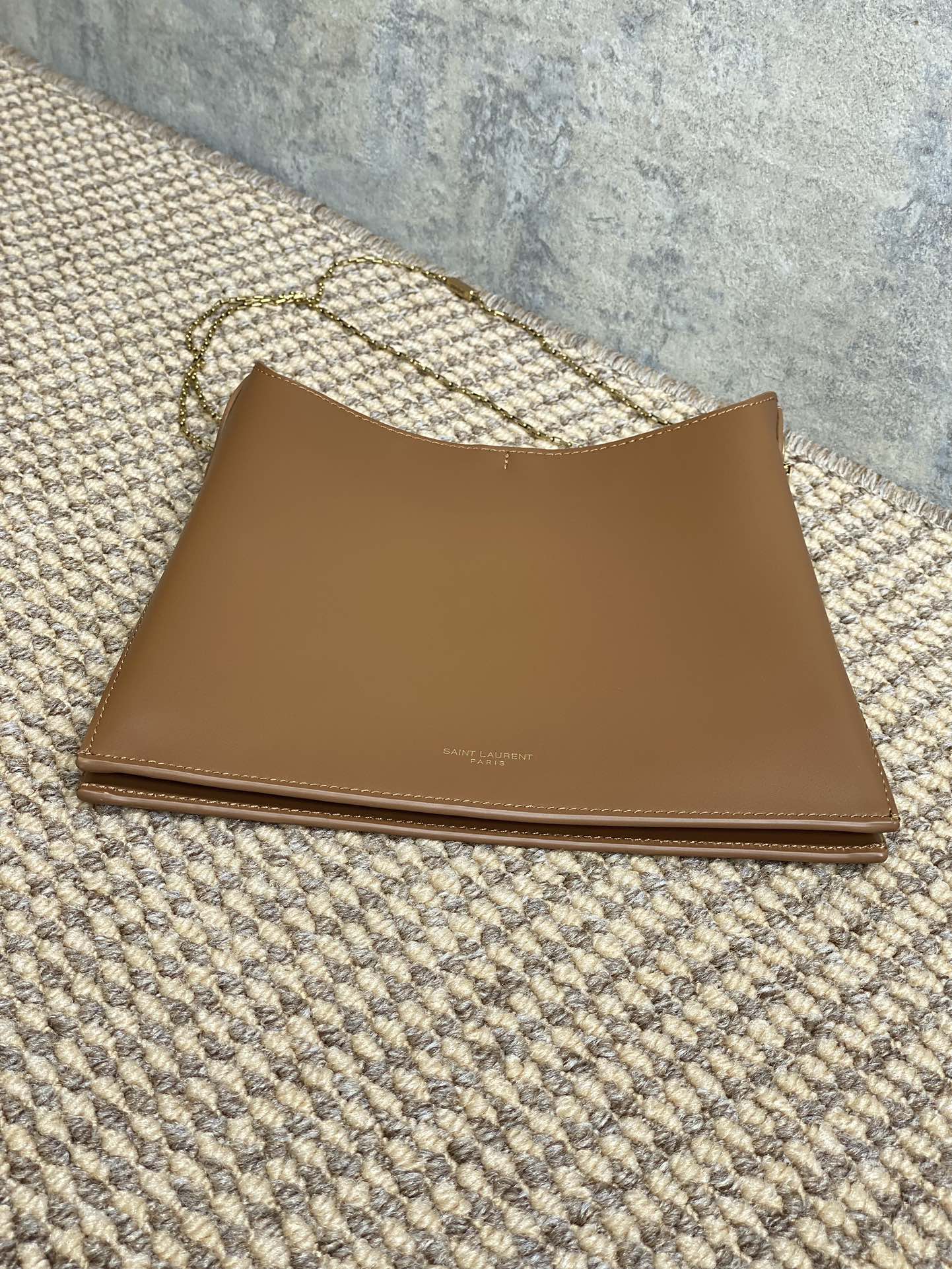 SAINT LAURENT FLAT SHOULDER BAG 23 IN TAWNY BROWN CALFSKIN GOLD CHAIN