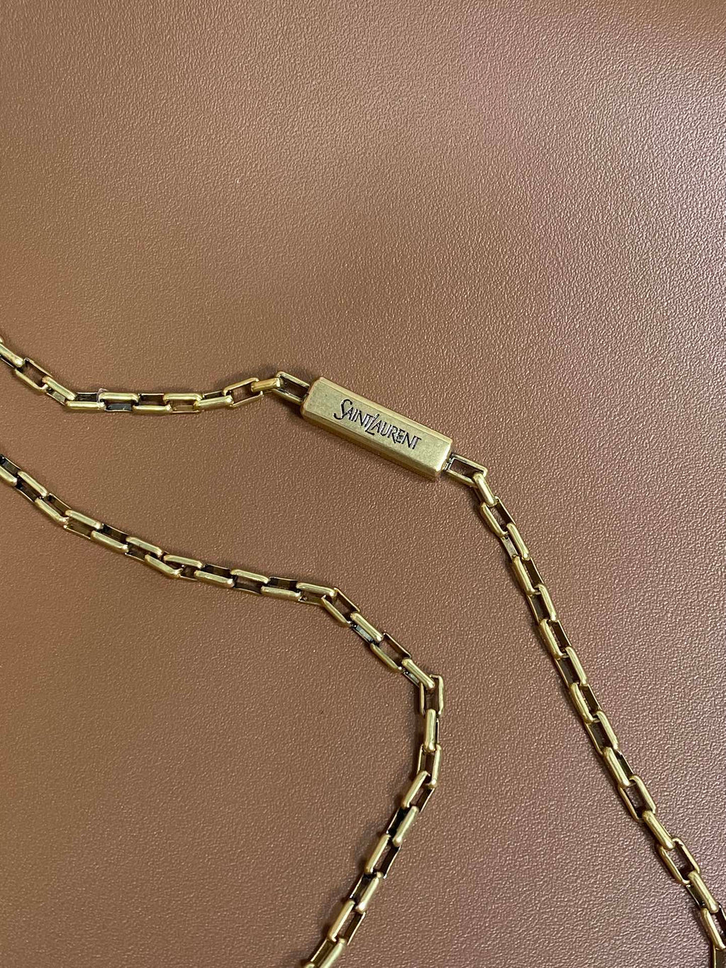 SAINT LAURENT FLAT SHOULDER BAG 23 IN TAWNY BROWN CALFSKIN GOLD CHAIN