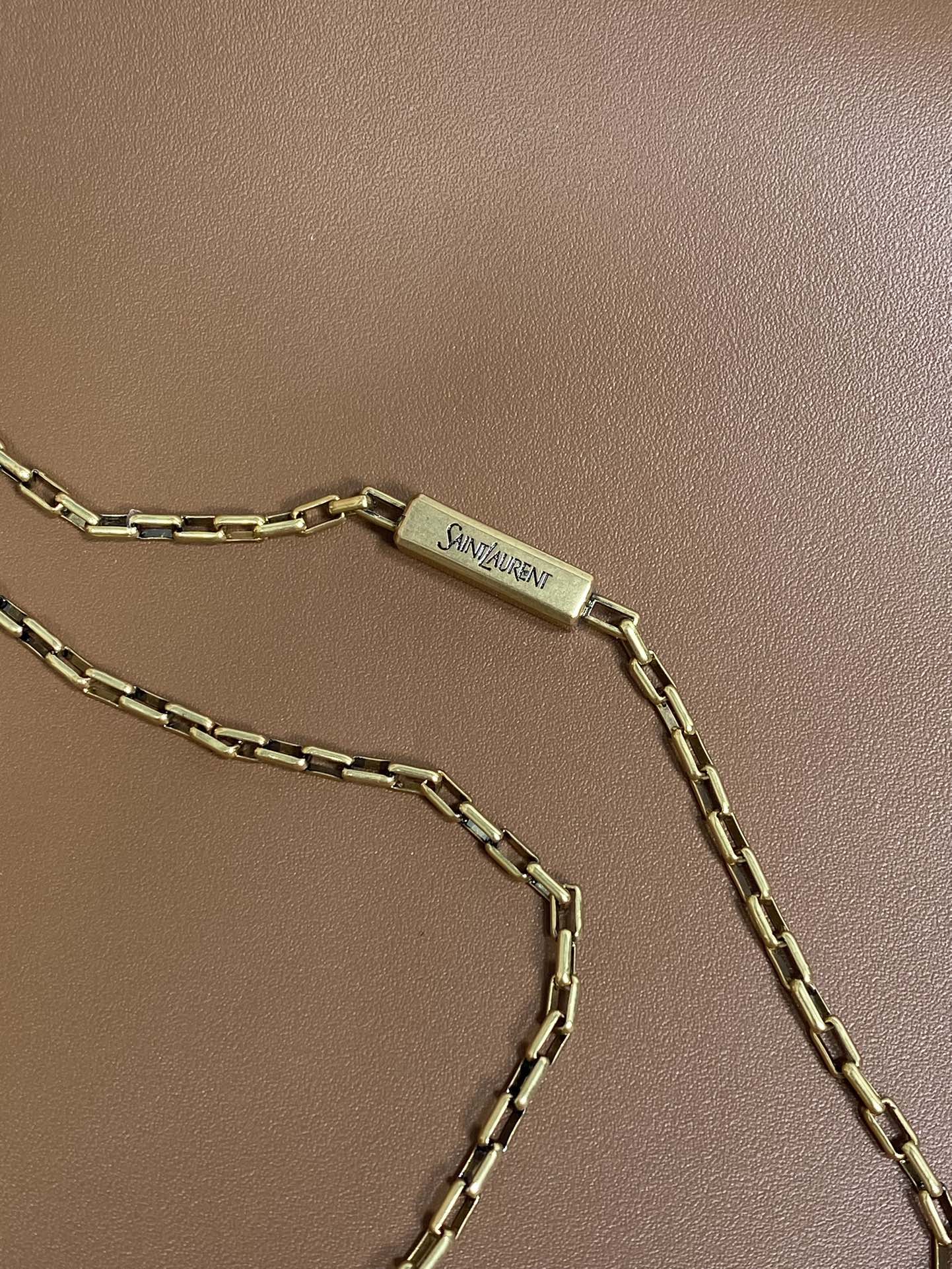 SAINT LAURENT FLAT SHOULDER BAG 23 IN TAWNY BROWN CALFSKIN GOLD CHAIN