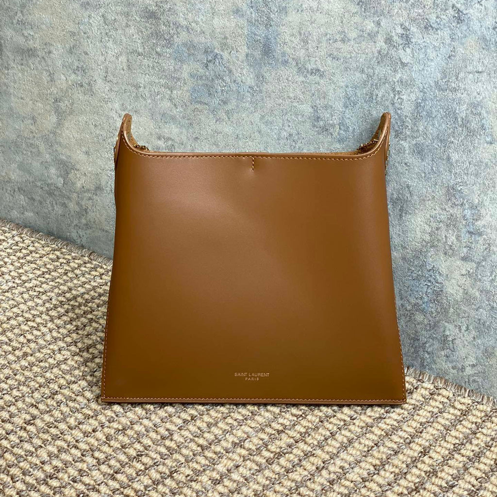 SAINT LAURENT FLAT SHOULDER BAG 23 IN TAWNY BROWN CALFSKIN GOLD CHAIN