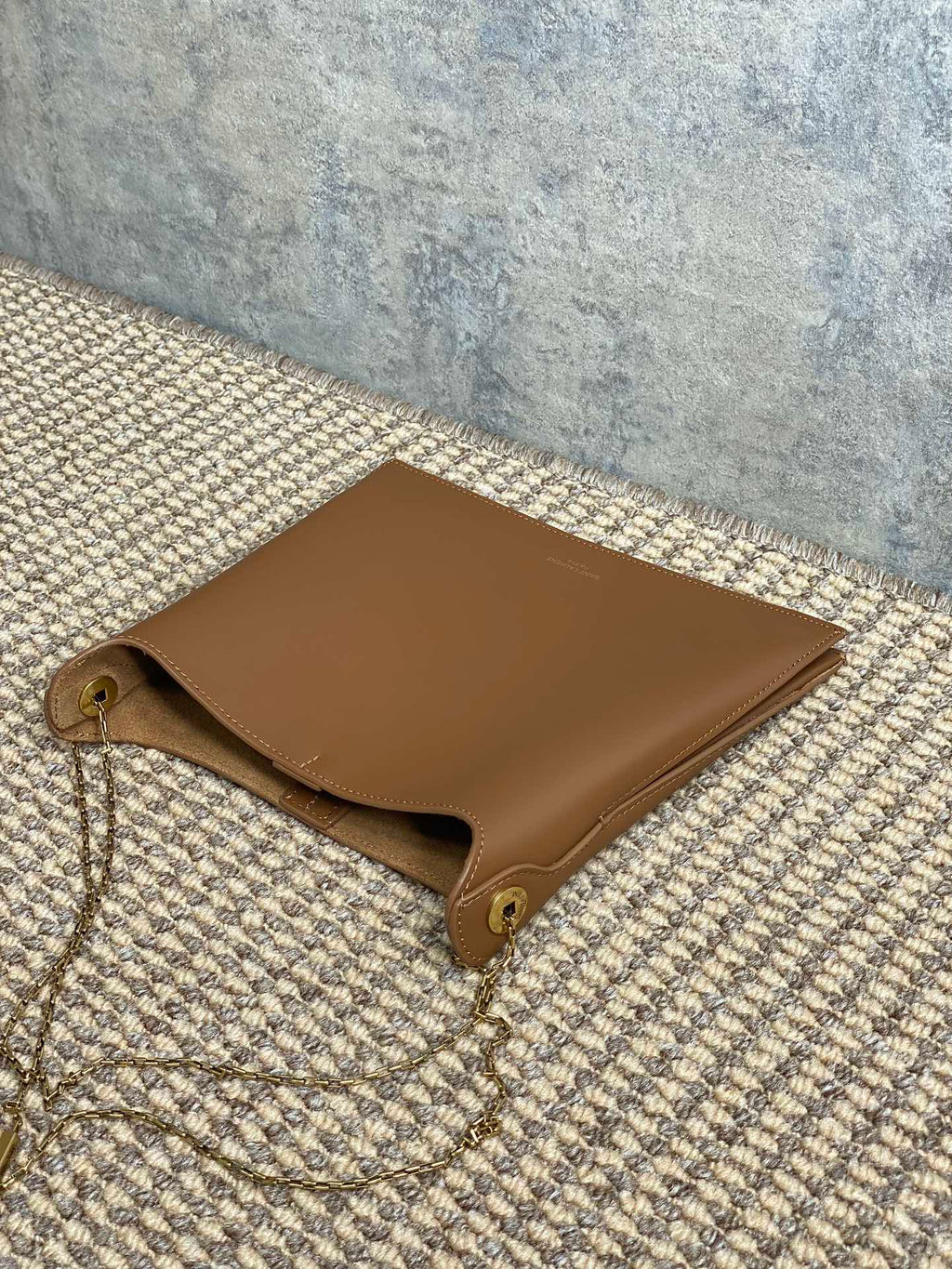SAINT LAURENT FLAT SHOULDER BAG 23 IN TAWNY BROWN CALFSKIN GOLD CHAIN
