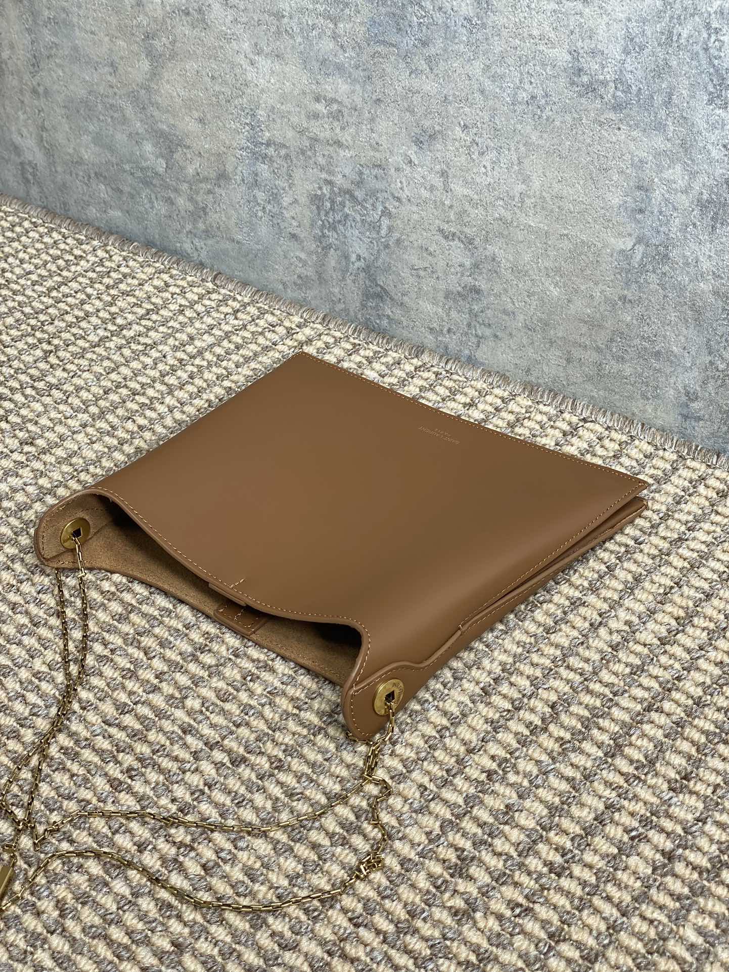 SAINT LAURENT FLAT SHOULDER BAG 23 IN TAWNY BROWN CALFSKIN GOLD CHAIN