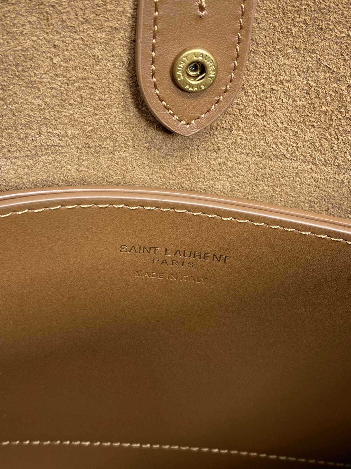 SAINT LAURENT FLAT SHOULDER BAG 23 IN TAWNY BROWN CALFSKIN GOLD CHAIN