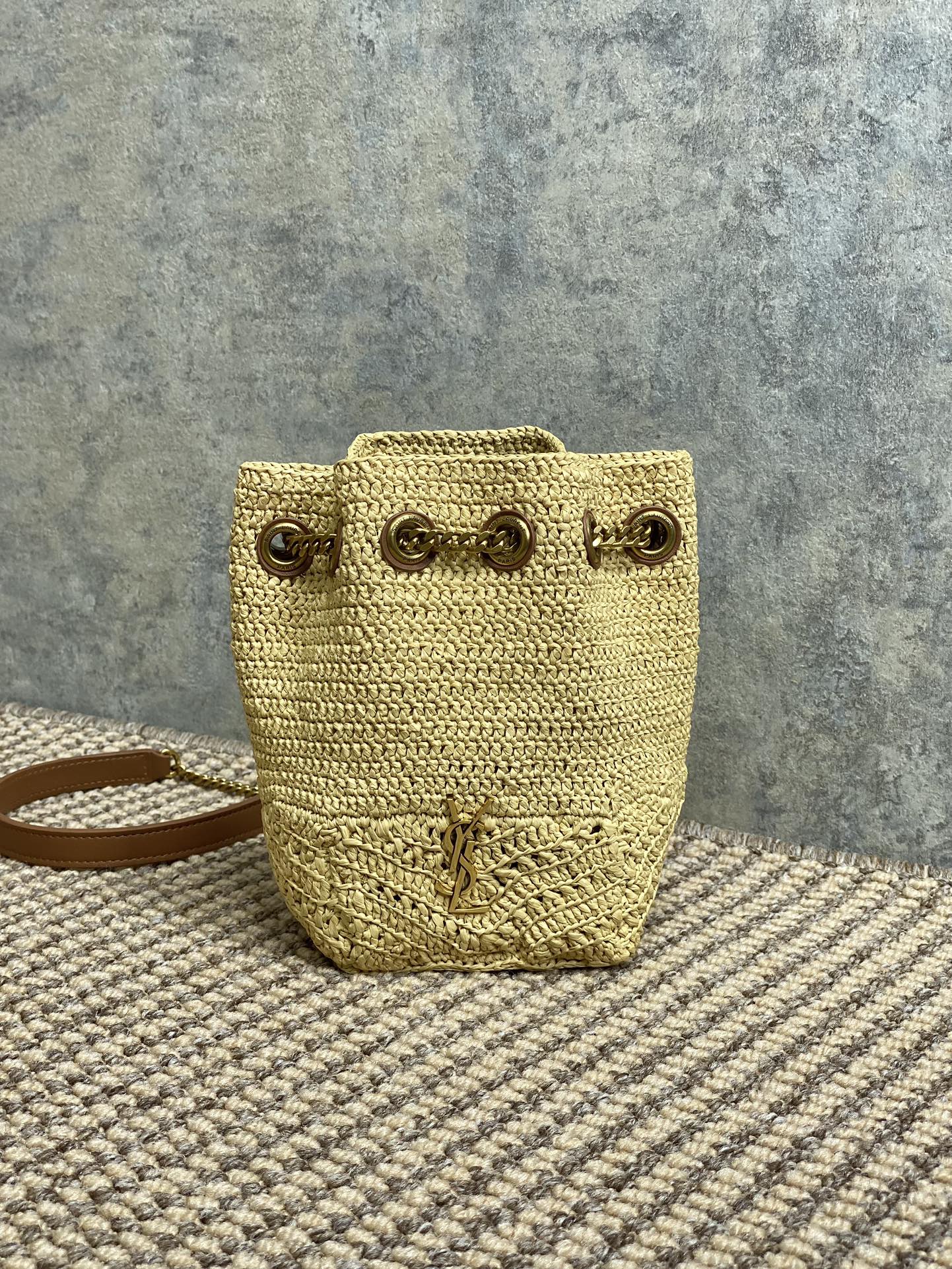 SAINT LAURENT DRAWSTRING BUCKET BAG 19 IN BEIGE WOVEN RAFFIA AND CALFSKIN