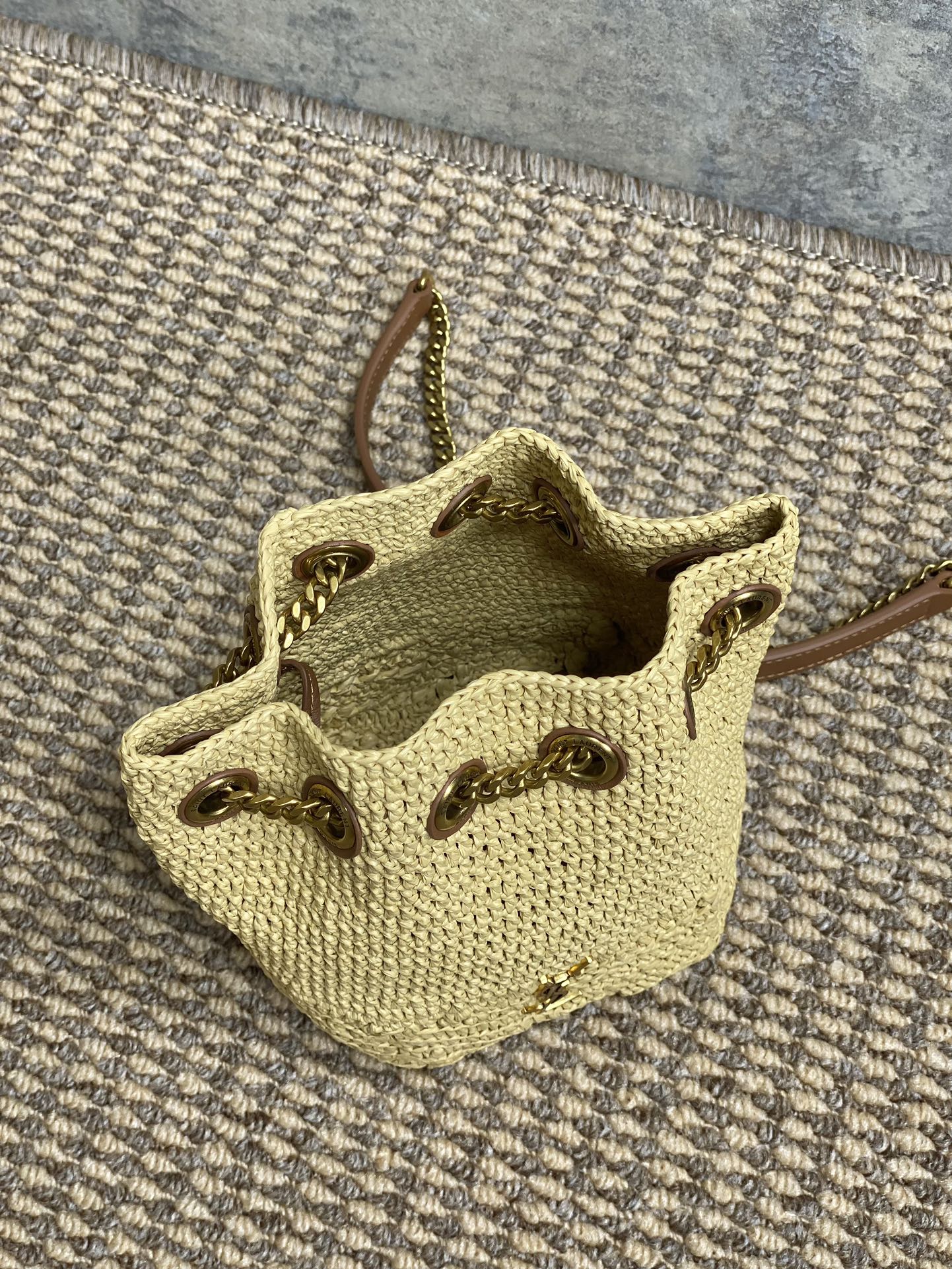 SAINT LAURENT DRAWSTRING BUCKET BAG 19 IN BEIGE WOVEN RAFFIA AND CALFSKIN
