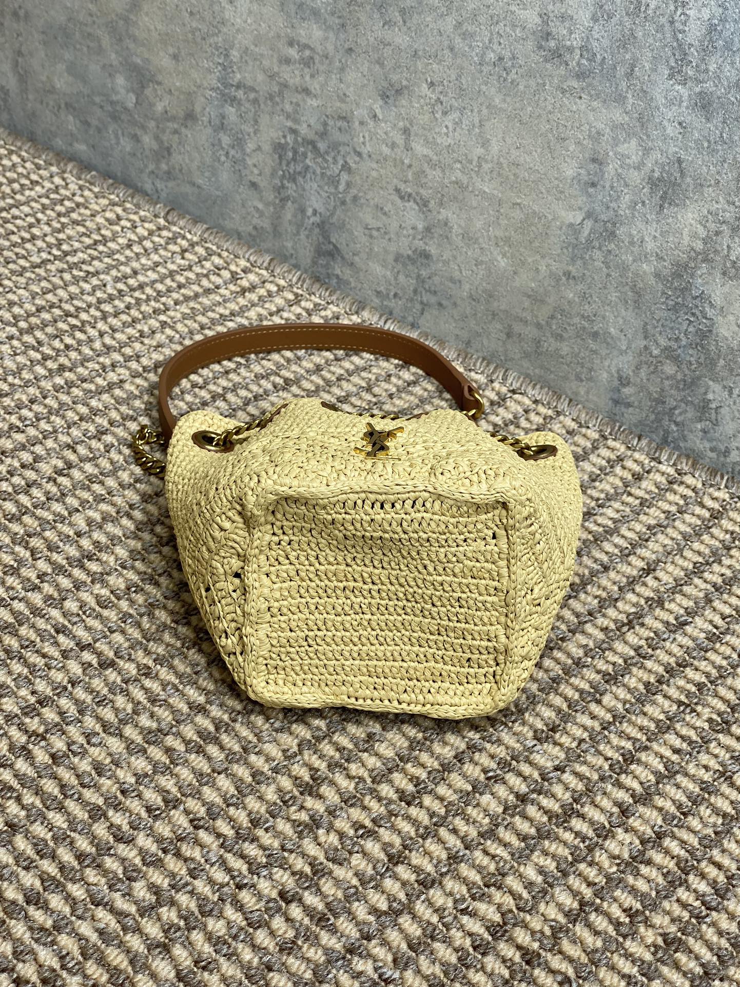 SAINT LAURENT DRAWSTRING BUCKET BAG 19 IN BEIGE WOVEN RAFFIA AND CALFSKIN