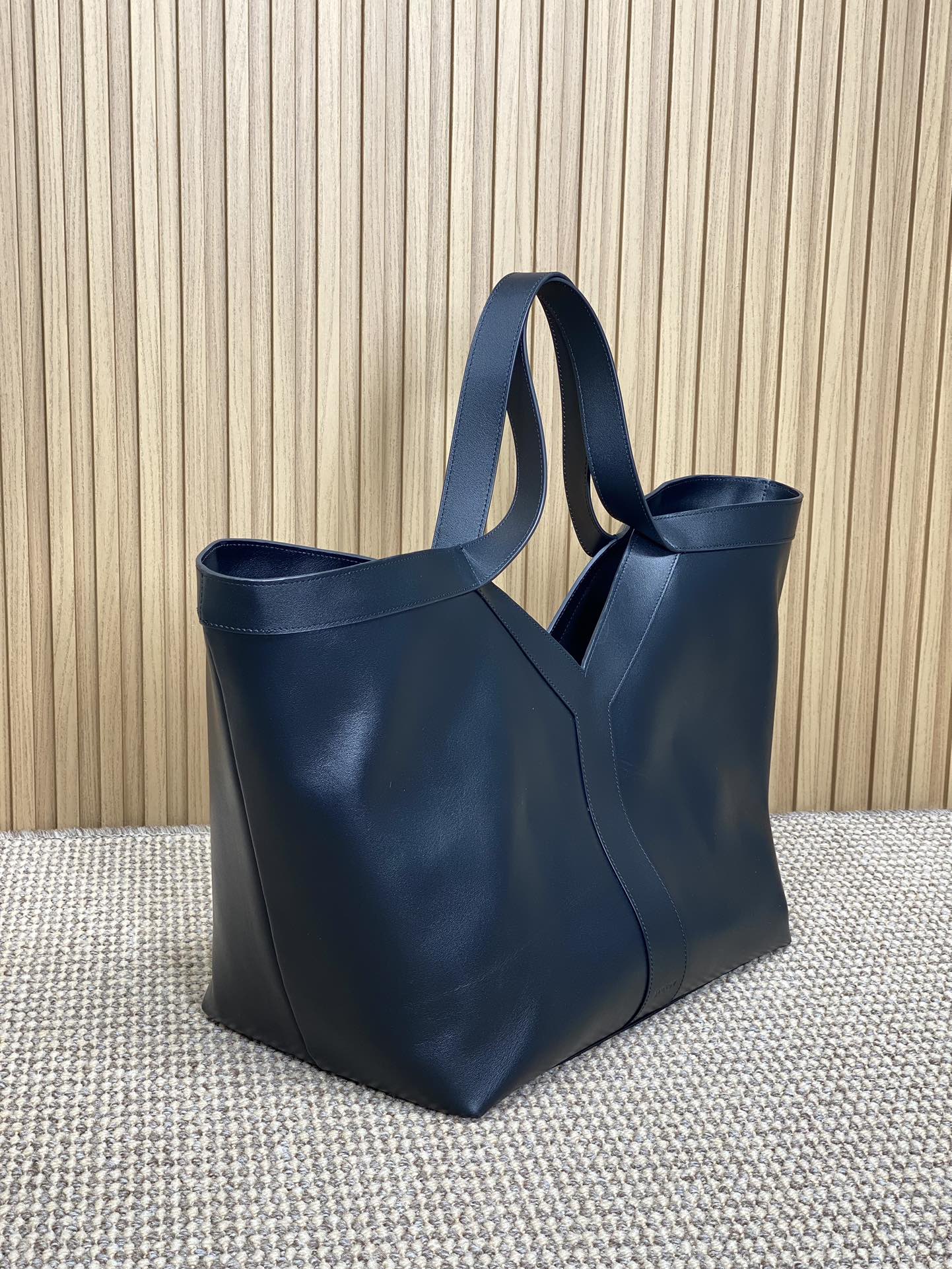 SAINT LAURENT Y TOTE BAG 39 IN BLACK CALFSKIN