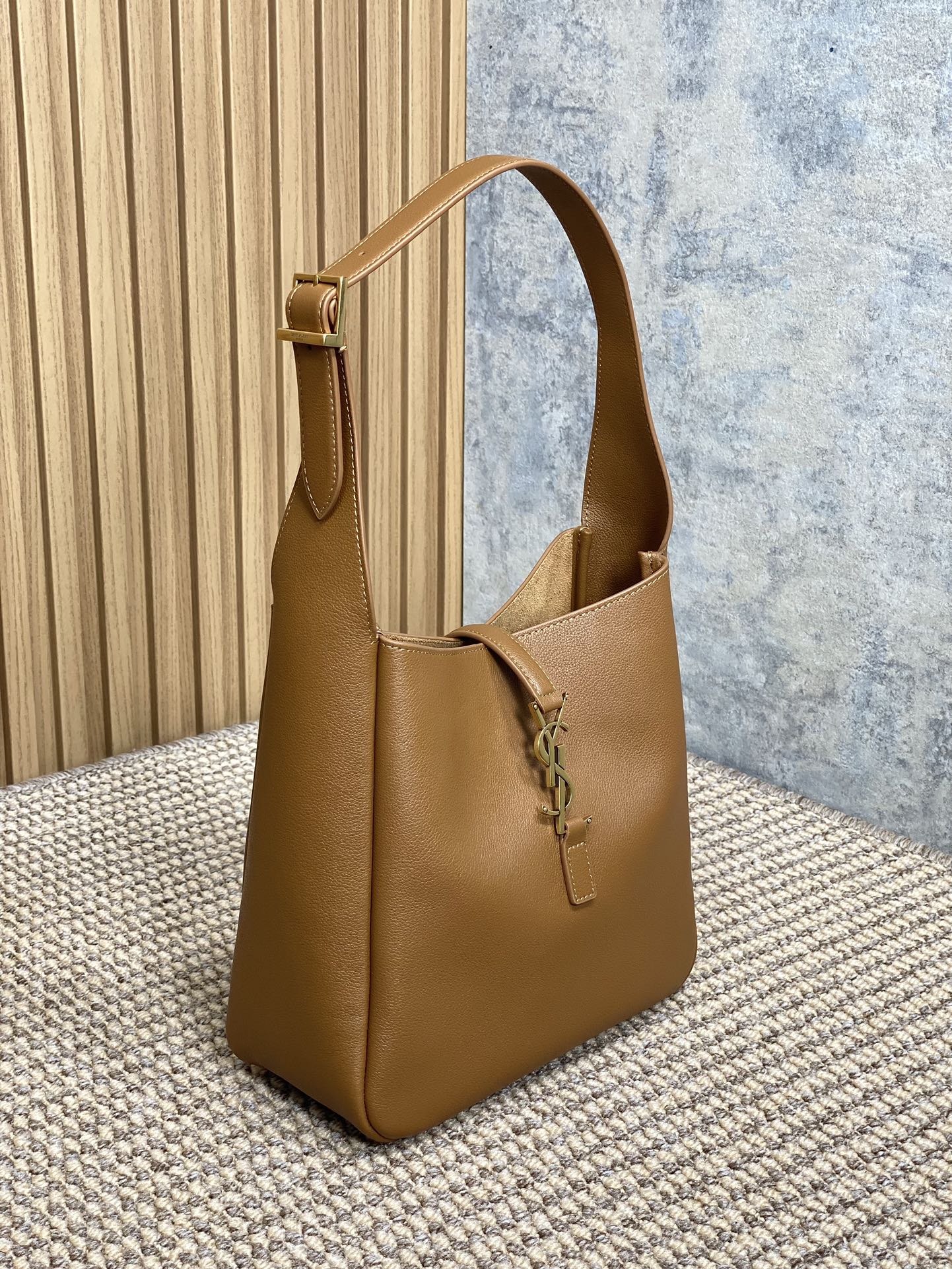 SAINT LAURENT LE 5 À 7 SMALL SUPPLE 22 IN TORTILLA BROWN CALFSKIN GOLD BUCKLE