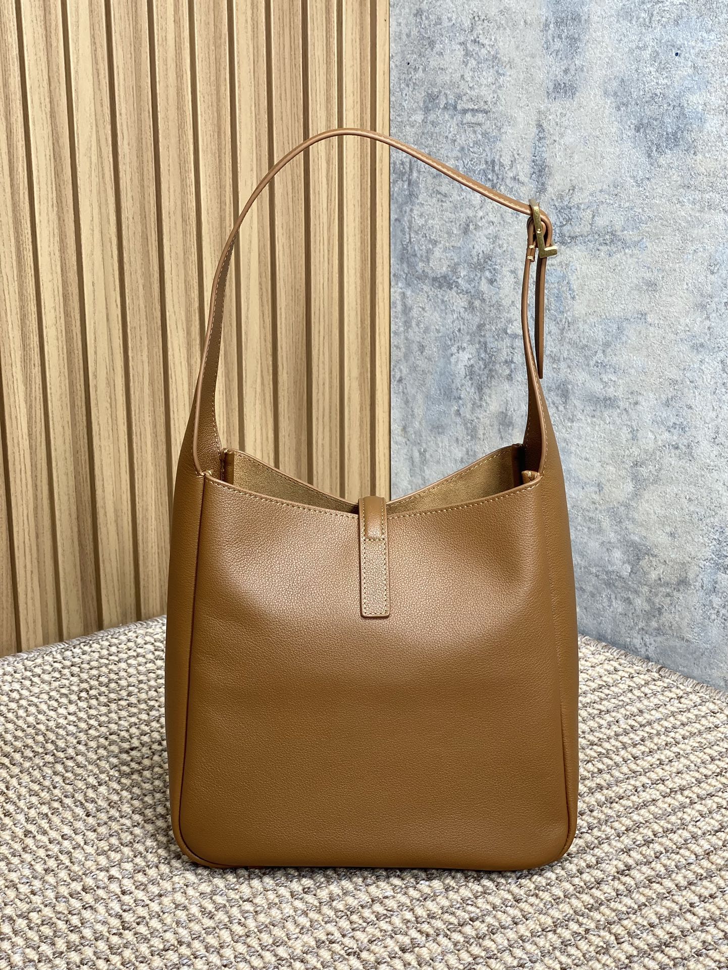 SAINT LAURENT LE 5 À 7 SMALL SUPPLE 22 IN TORTILLA BROWN CALFSKIN GOLD BUCKLE
