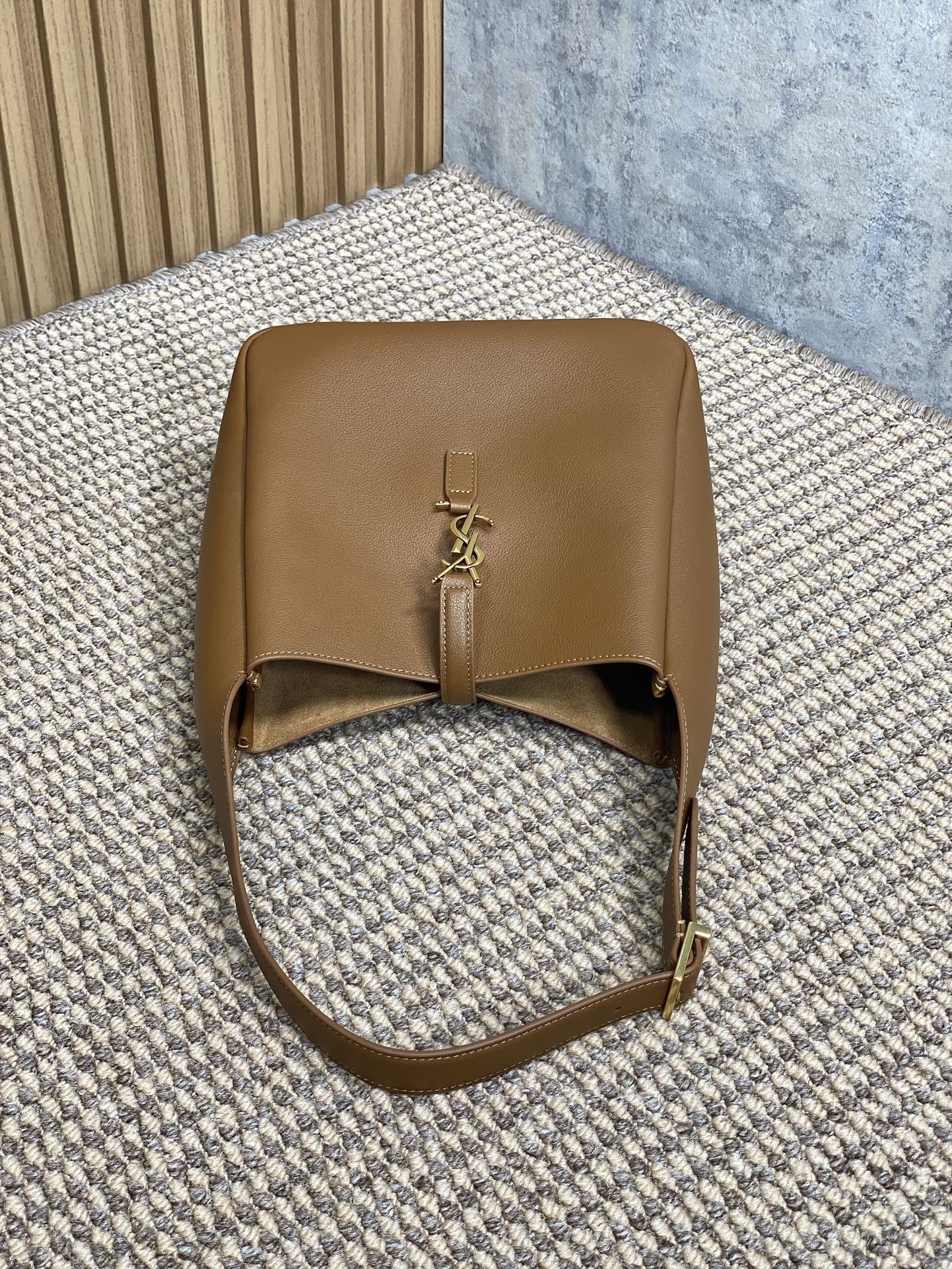 SAINT LAURENT LE 5 À 7 SMALL SUPPLE 22 IN TORTILLA BROWN CALFSKIN GOLD BUCKLE