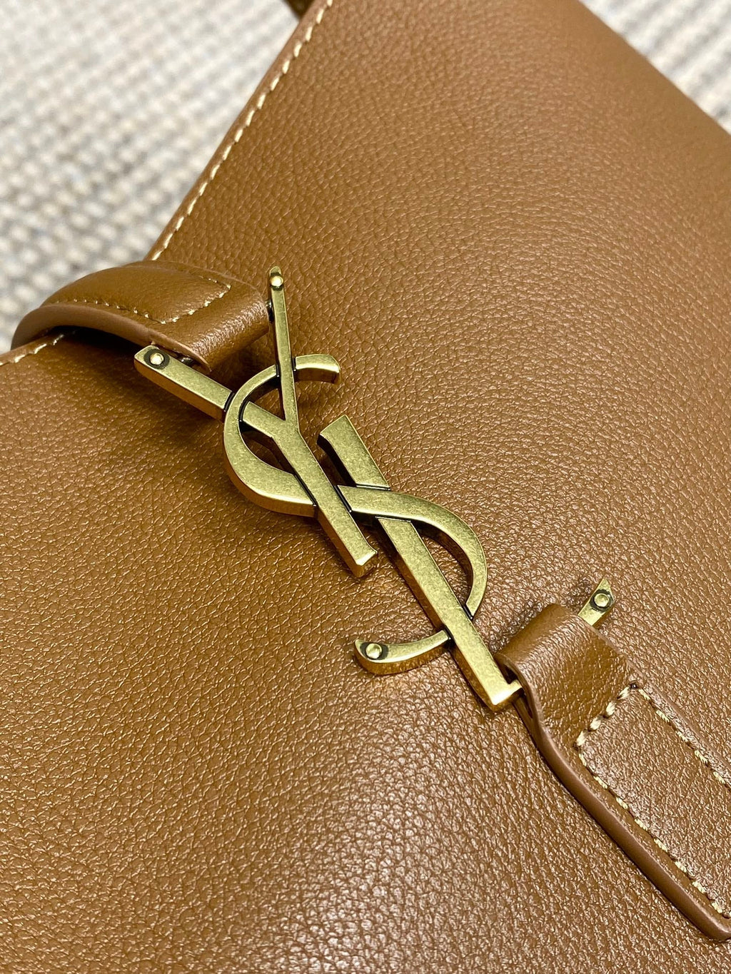 SAINT LAURENT LE 5 À 7 SMALL SUPPLE 22 IN TORTILLA BROWN CALFSKIN GOLD BUCKLE