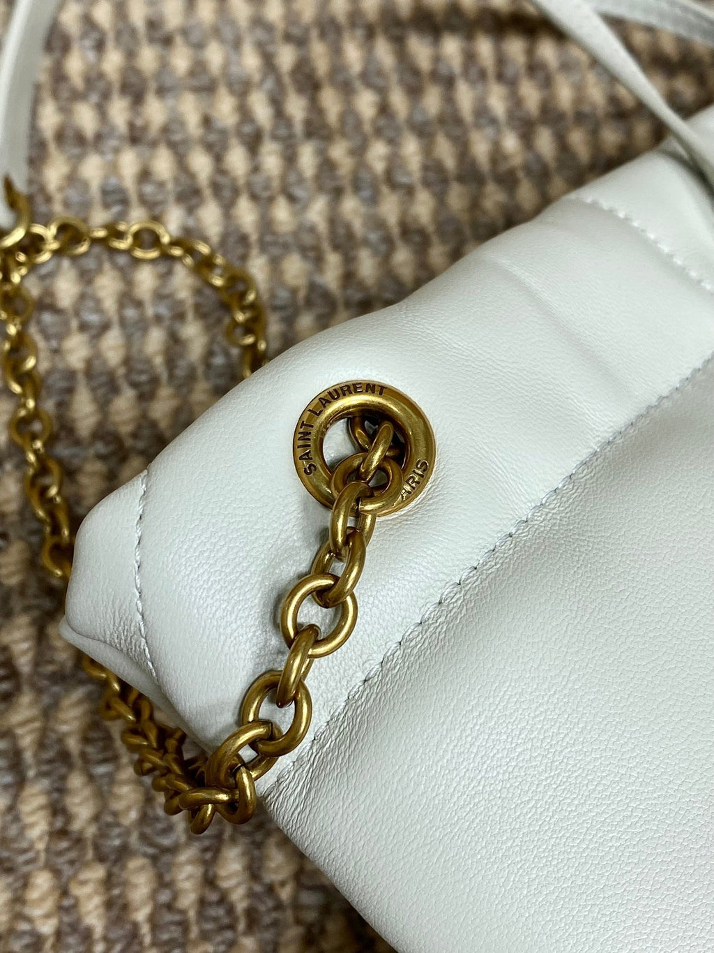 SAINT LAURENT DRAWSTRING CHAIN STRAP SHOULDER BAG 39 IN WHITE QUILTED CALFSKIN