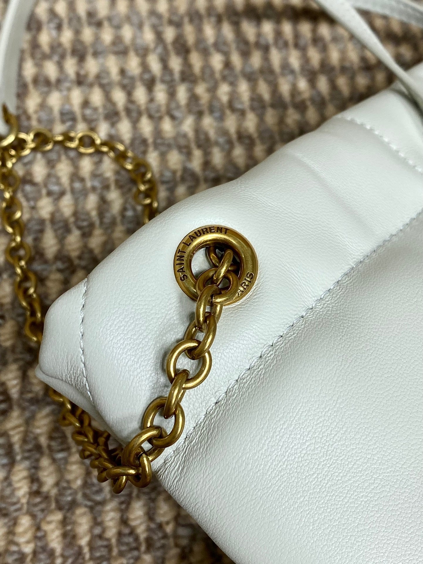 SAINT LAURENT DRAWSTRING CHAIN STRAP SHOULDER BAG 39 IN WHITE QUILTED CALFSKIN