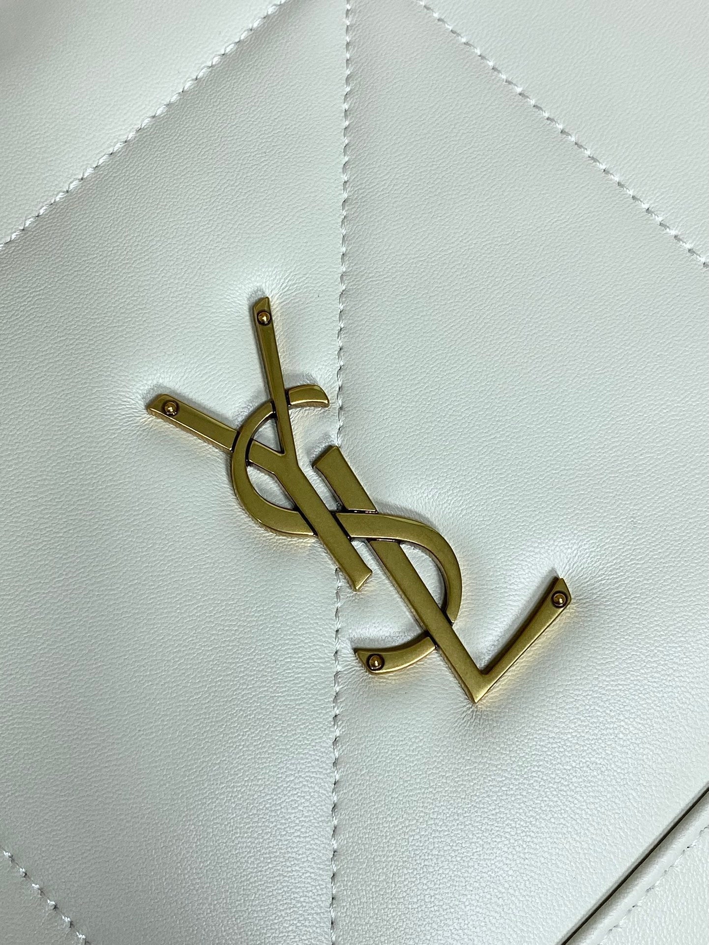 SAINT LAURENT DRAWSTRING CHAIN STRAP SHOULDER BAG 39 IN WHITE QUILTED CALFSKIN
