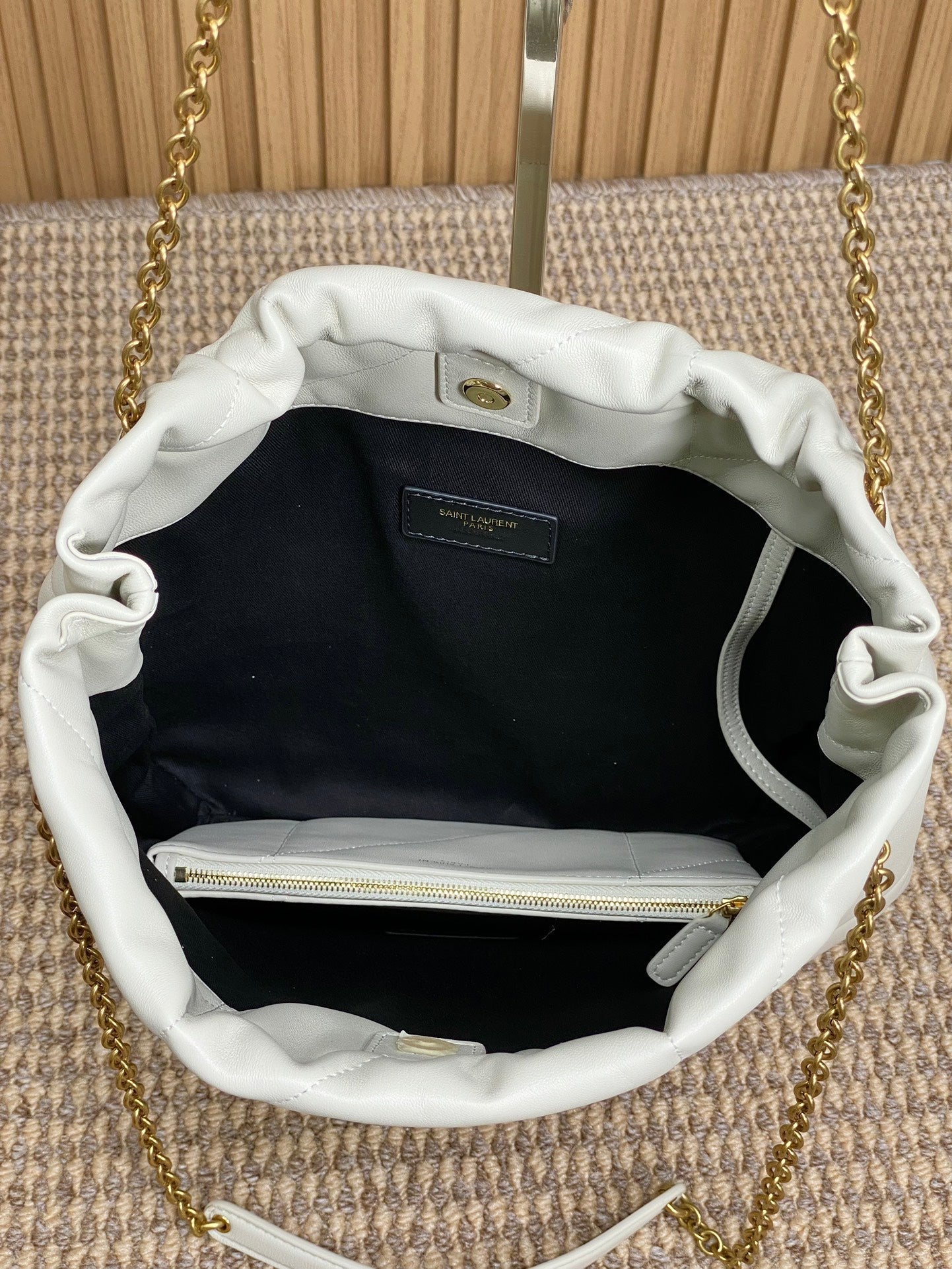 SAINT LAURENT DRAWSTRING CHAIN STRAP SHOULDER BAG 39 IN WHITE QUILTED CALFSKIN