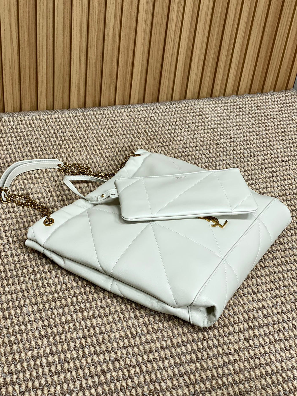SAINT LAURENT DRAWSTRING CHAIN STRAP SHOULDER BAG 39 IN WHITE QUILTED CALFSKIN