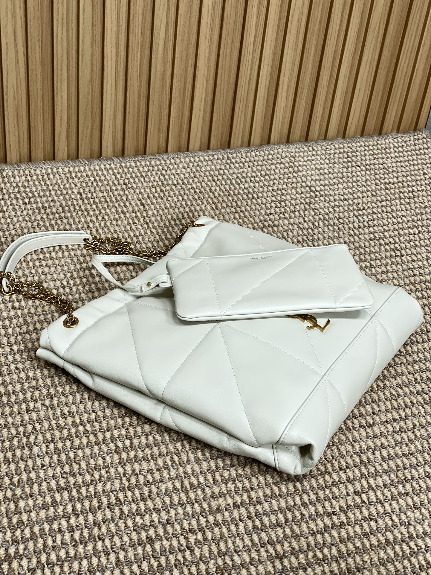 SAINT LAURENT DRAWSTRING CHAIN STRAP SHOULDER BAG 39 IN WHITE QUILTED CALFSKIN