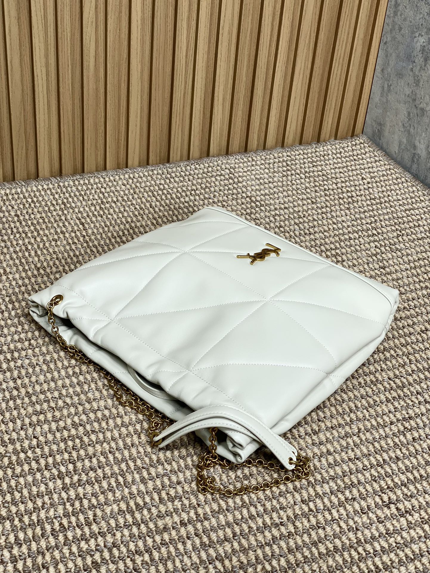 SAINT LAURENT DRAWSTRING CHAIN STRAP SHOULDER BAG 39 IN WHITE QUILTED CALFSKIN