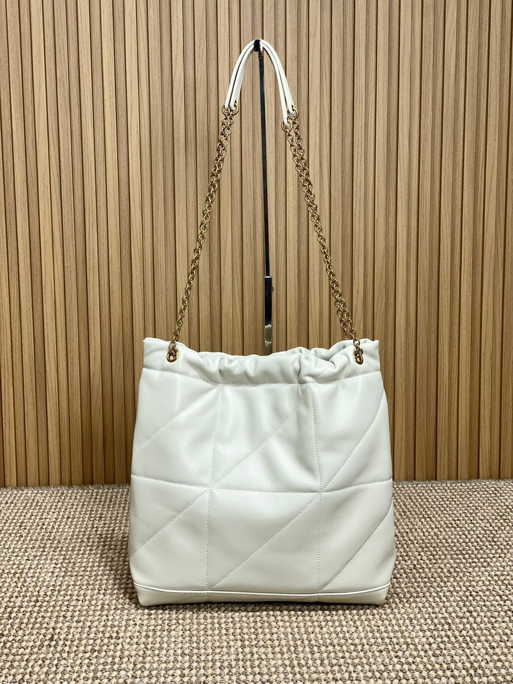 SAINT LAURENT DRAWSTRING CHAIN STRAP SHOULDER BAG 39 IN WHITE QUILTED CALFSKIN