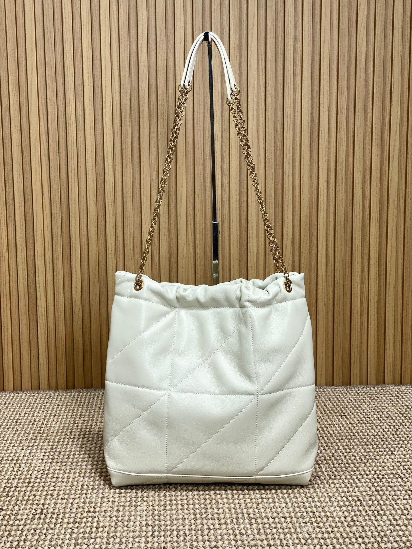 SAINT LAURENT DRAWSTRING CHAIN STRAP SHOULDER BAG 39 IN WHITE QUILTED CALFSKIN