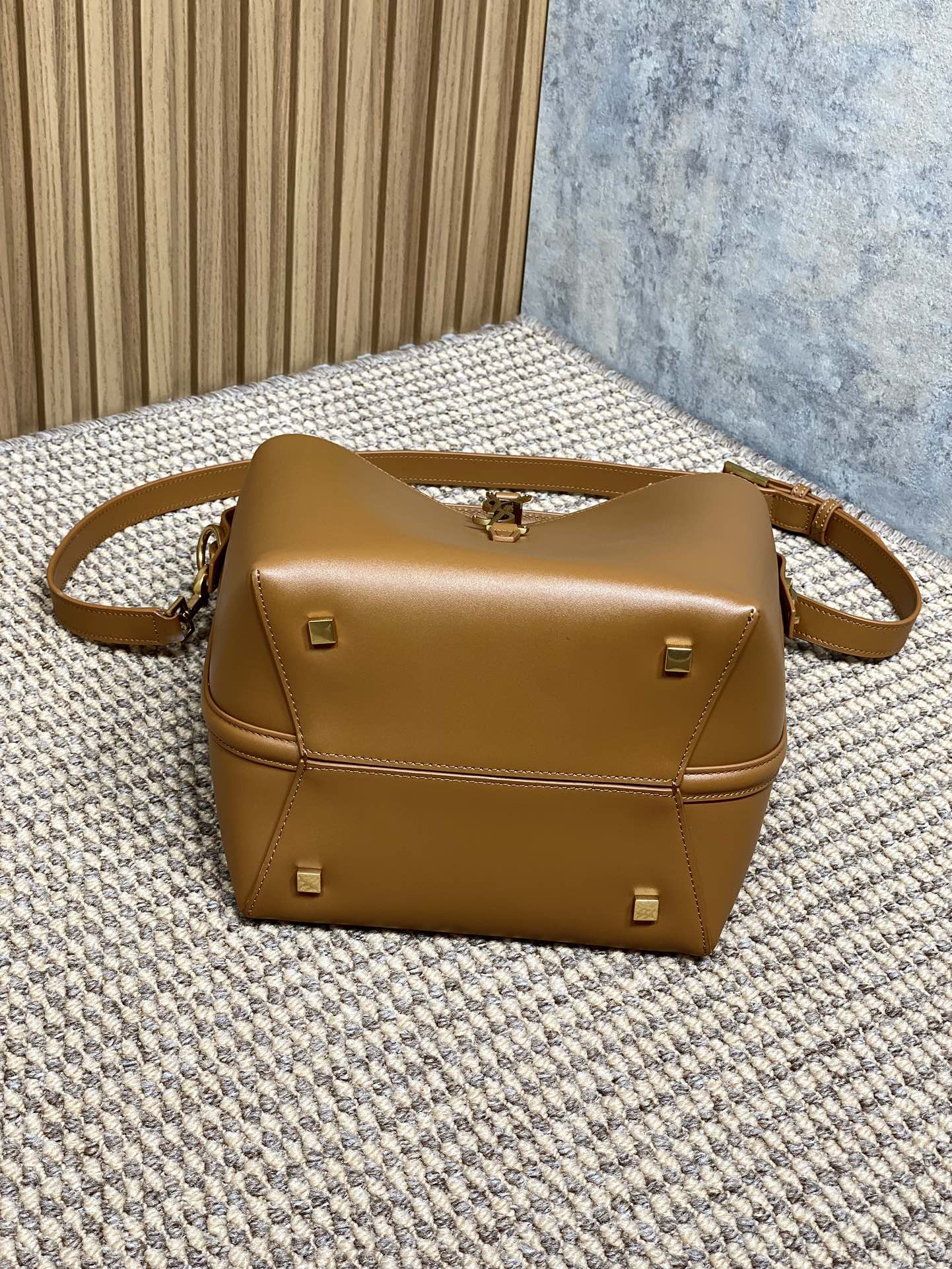 SAINT LAURENT LE 37 MEDIUM BUCKET BAG 25 IN TORTILLA BROWN CALFSKIN GOLD HARDWARE