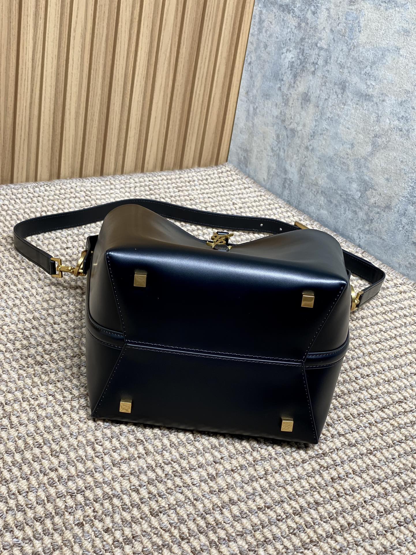 SAINT LAURENT LE 37 MEDIUM BUCKET BAG 25 IN BLACK CALFSKIN GOLD HARDWARE