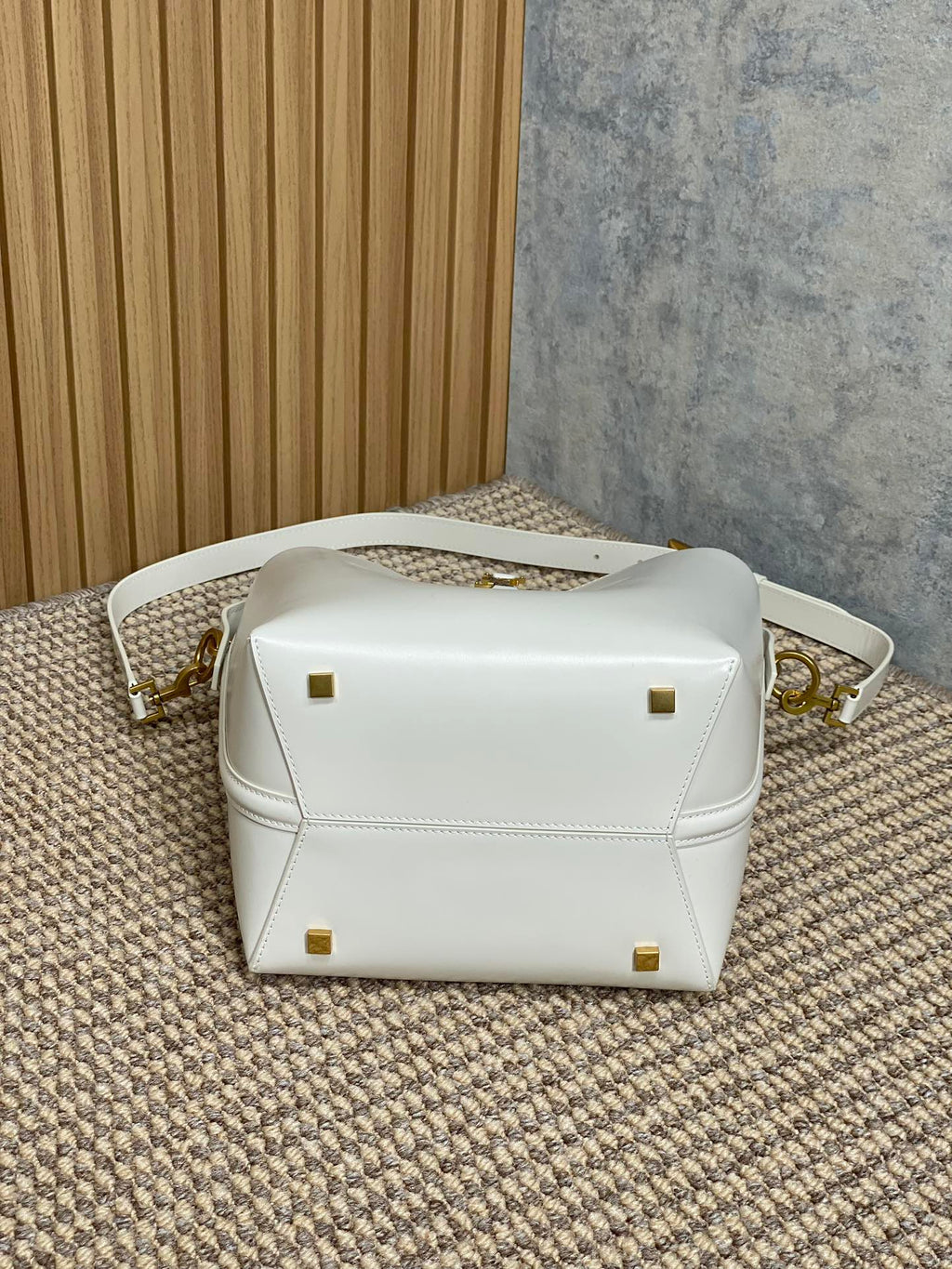SAINT LAURENT LE 37 MEDIUM BUCKET BAG 25 IN WHITE CALFSKIN GOLD HARDWARE