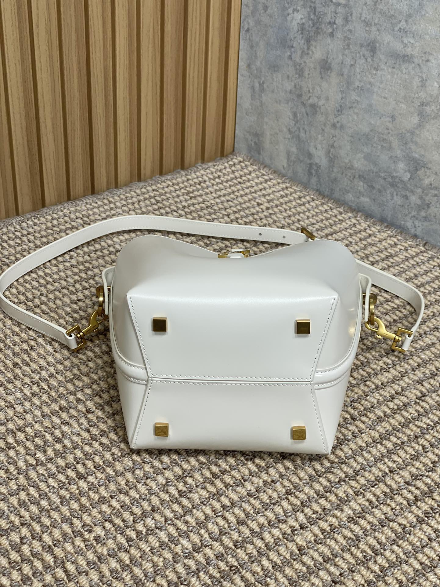 SAINT LAURENT LE 37 SMALL BUCKET BAG 20 IN WHITE CALFSKIN GOLD HARDWARE