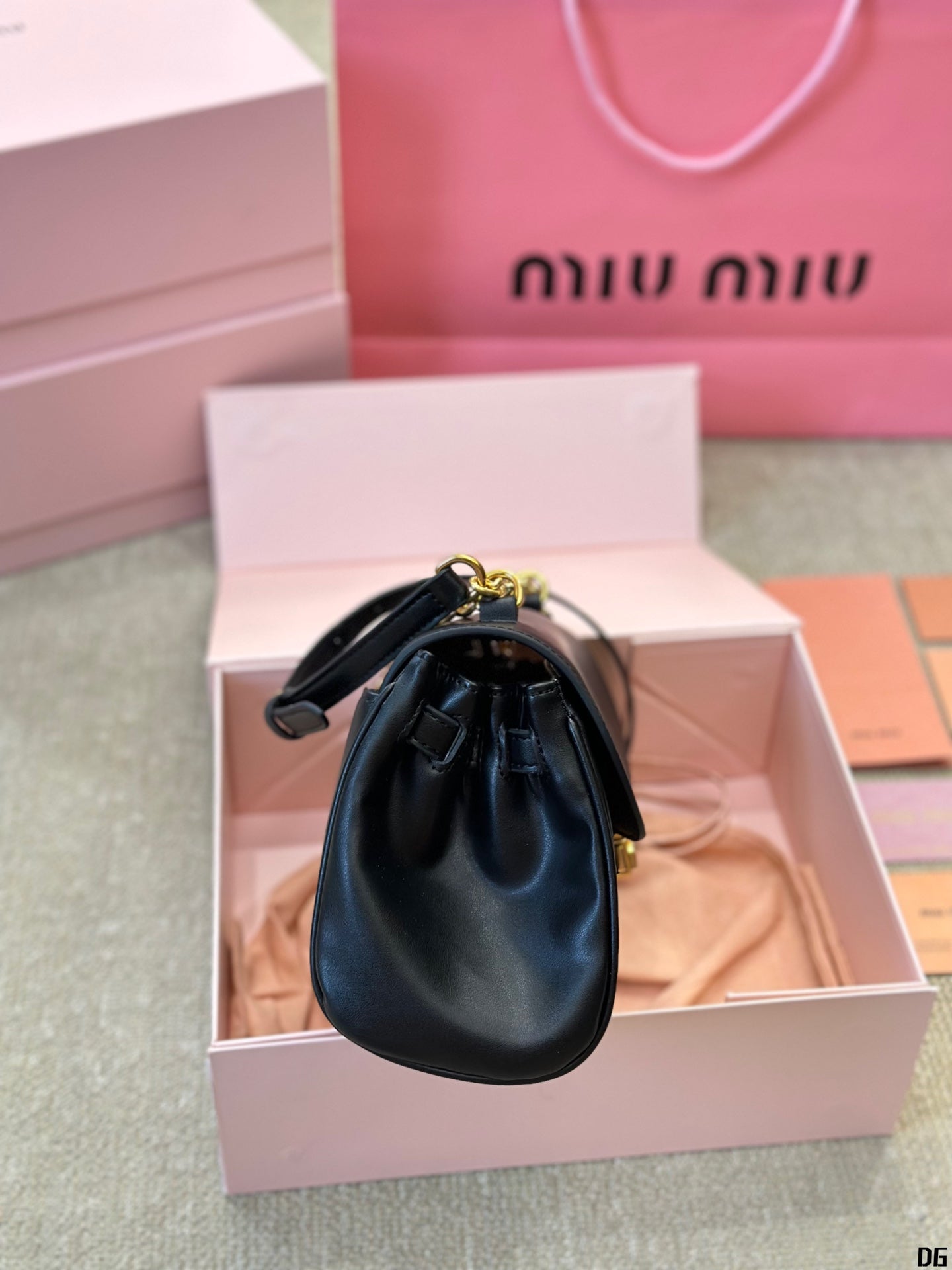 MIU MIU SHOULDER BAG 25 IN BLACK CALFSKIN GOLD HARDWARE
