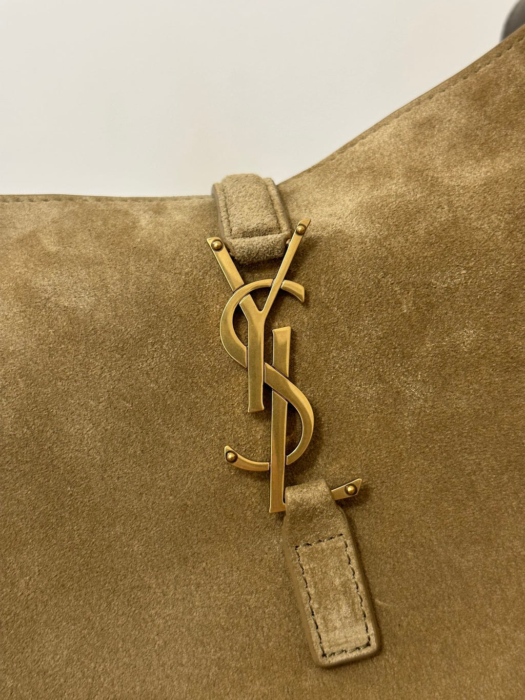 SAINT LAURENT LE 5 À 7  SUPPLE SMALL 22 IN PEANUT BROWN SUEDE
