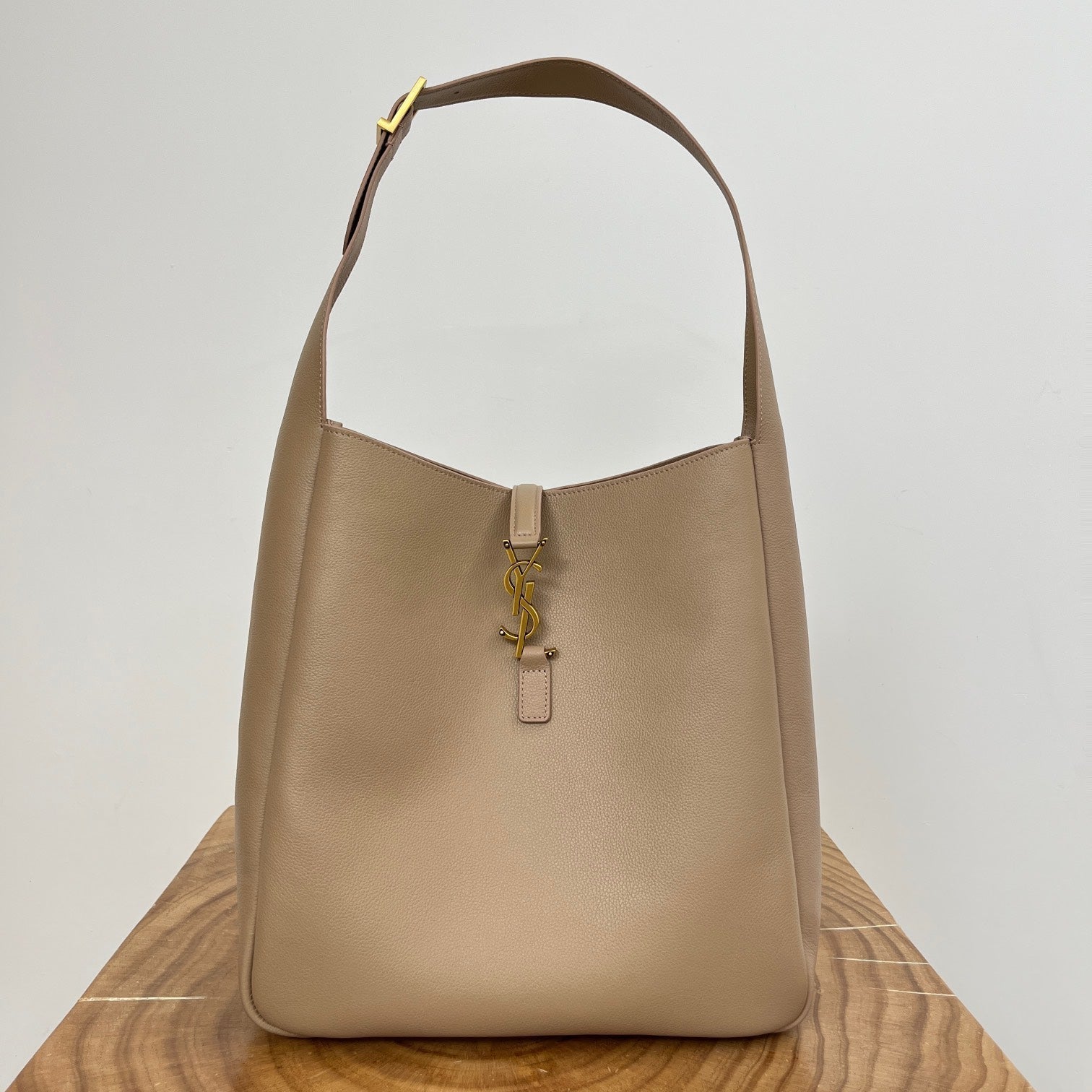 SAINT LAURENT LE 5 À 7 LARGE SUPPLE 31 IN LIGHT BROWN GRAINED CALFSKIN