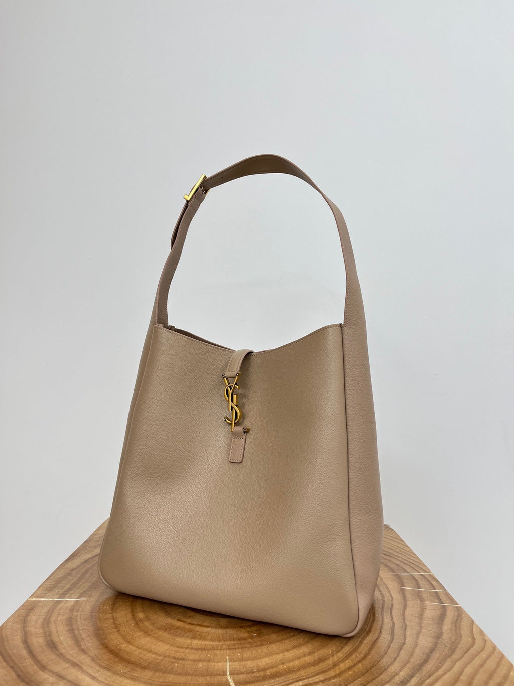 SAINT LAURENT LE 5 À 7 LARGE SUPPLE 31 IN LIGHT BROWN GRAINED CALFSKIN