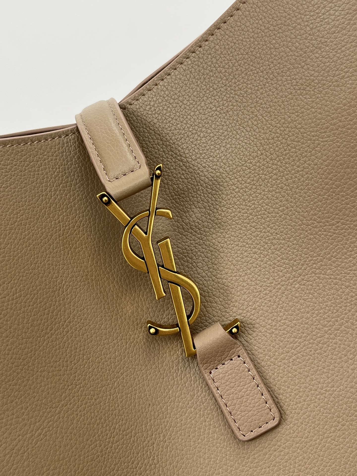 SAINT LAURENT LE 5 À 7 LARGE SUPPLE 31 IN LIGHT BROWN GRAINED CALFSKIN