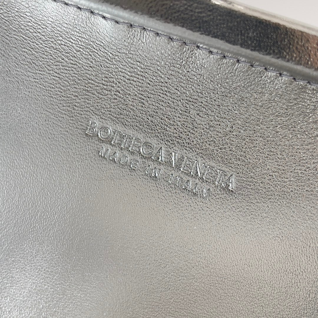 BOTTEGA VENETA CLASSIC KNOT 20 IN SILVER LAMBSKIN