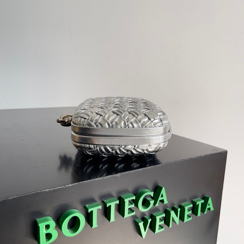 BOTTEGA VENETA CLASSIC KNOT 20 IN SILVER LAMBSKIN