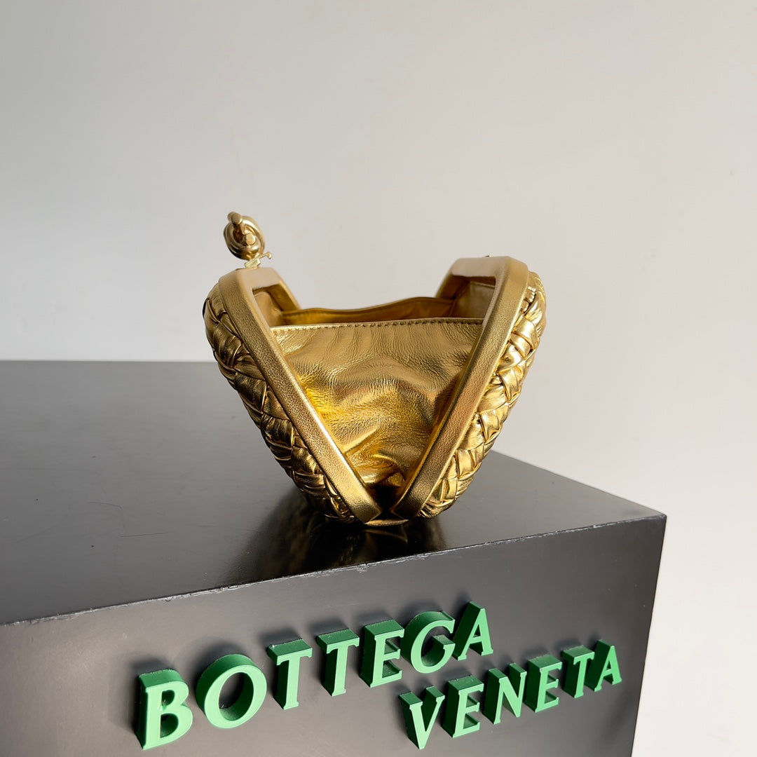 BOTTEGA VENETA CLASSIC KNOT 20 IN GOLDEN LAMBSKIN