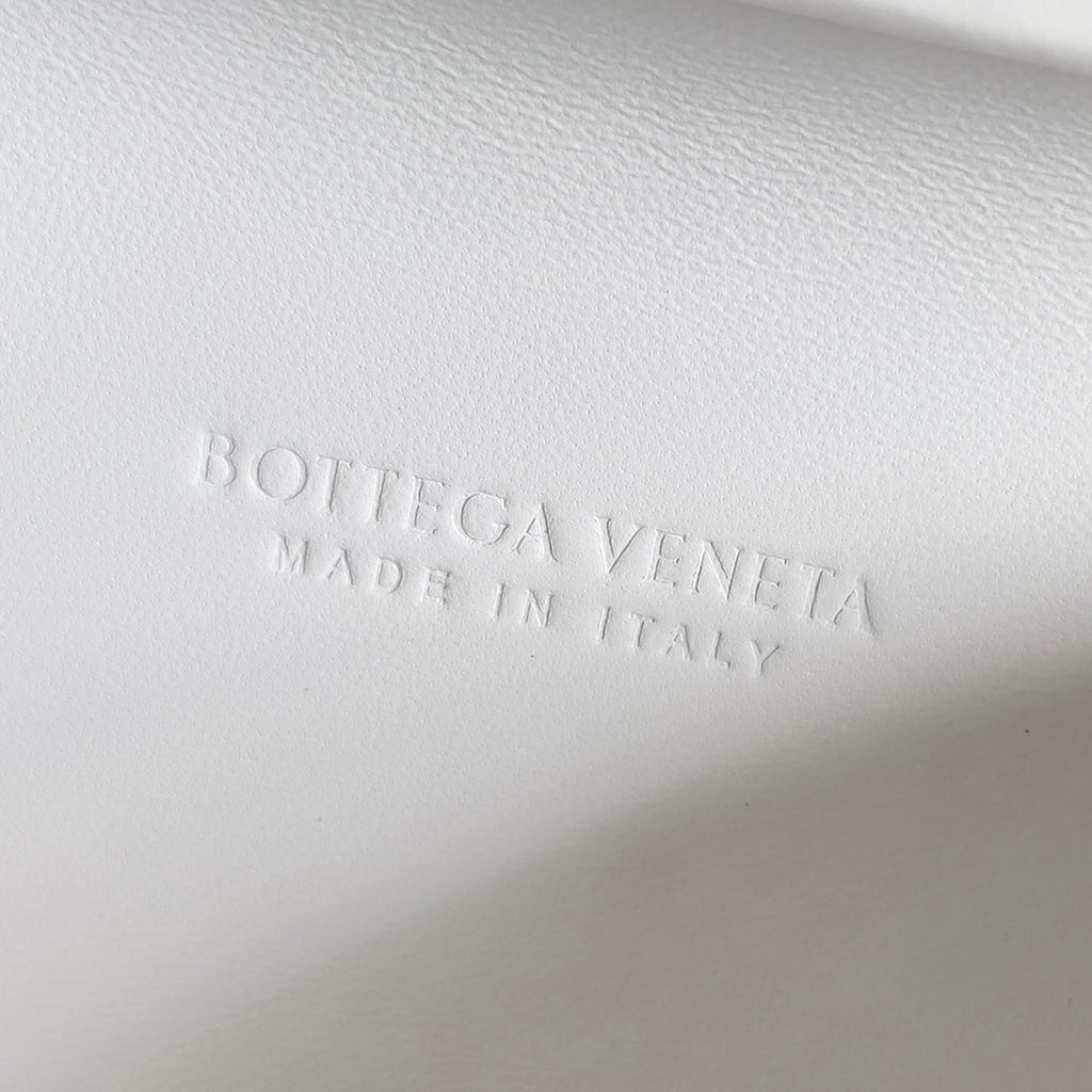 BOTTEGA VENETA CLASSIC KNOT 20 IN WHITE LAMBSKIN