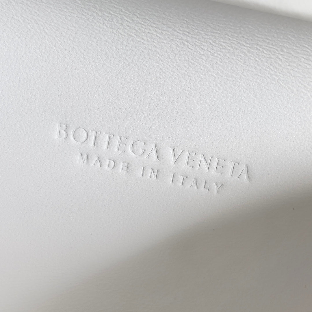 BOTTEGA VENETA CLASSIC KNOT 20 IN WHITE LAMBSKIN